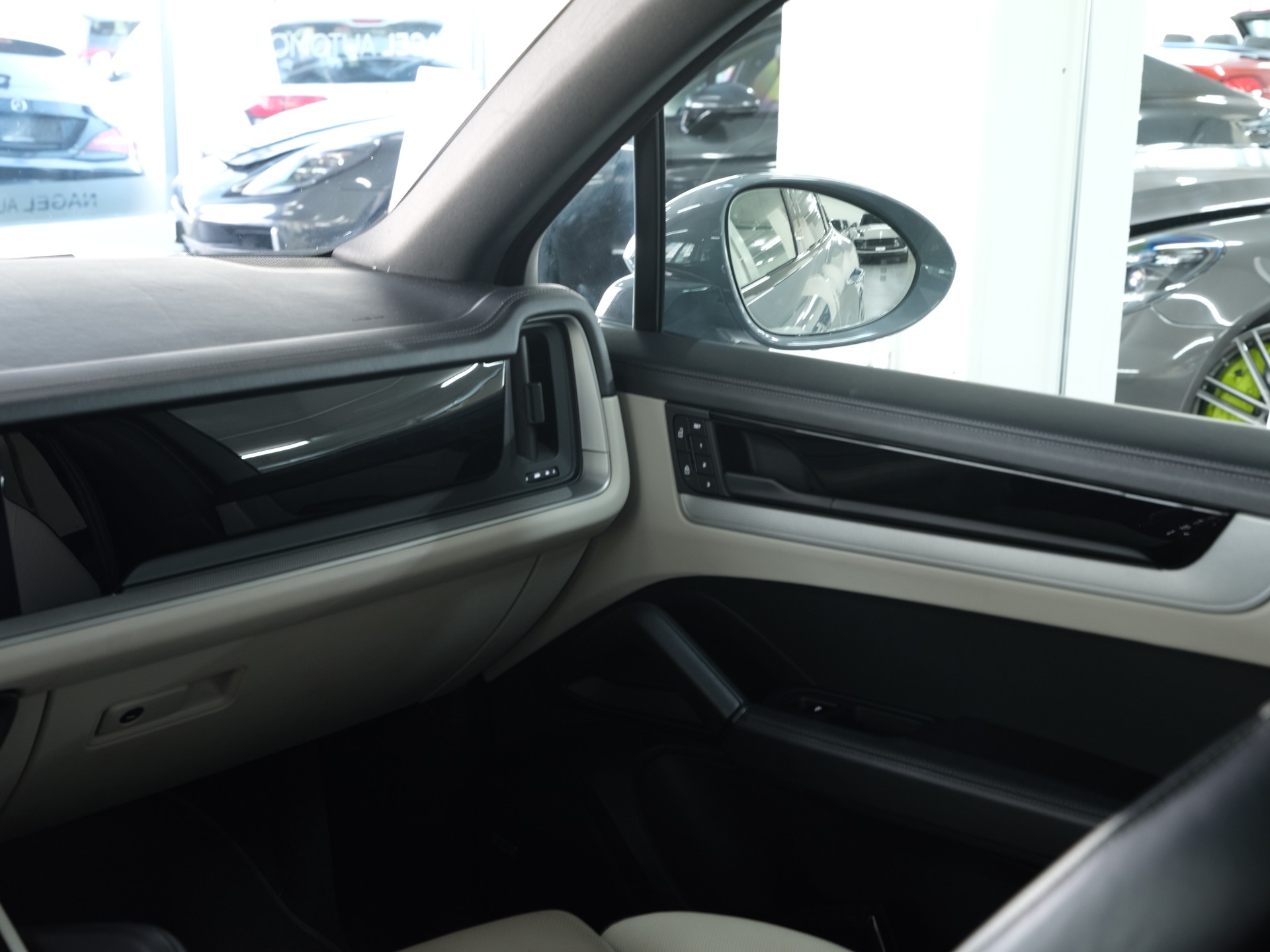 PORSCHE Cayenne Tiptronic *Porsche Aproved* *Panorama* *Sport Chrono*-image-32