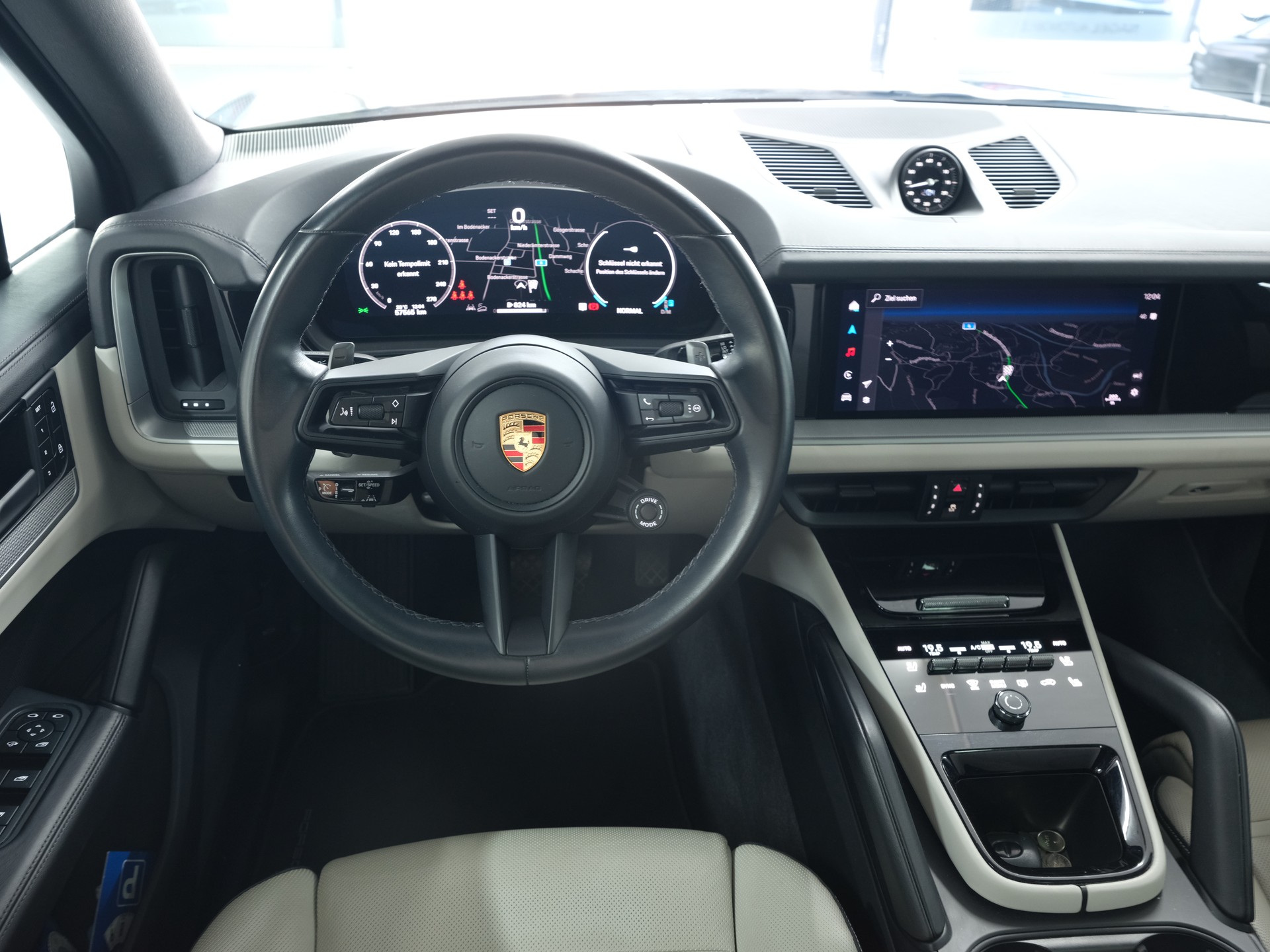 PORSCHE Cayenne Tiptronic *Porsche Aproved* *Panorama* *Sport Chrono*-image-26
