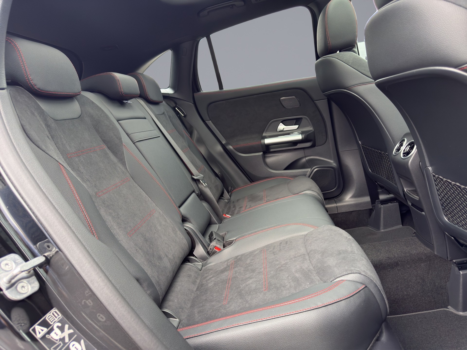 MERCEDES-BENZ GLA-Klasse H247 GLA 35 AMG 4matic-image-17