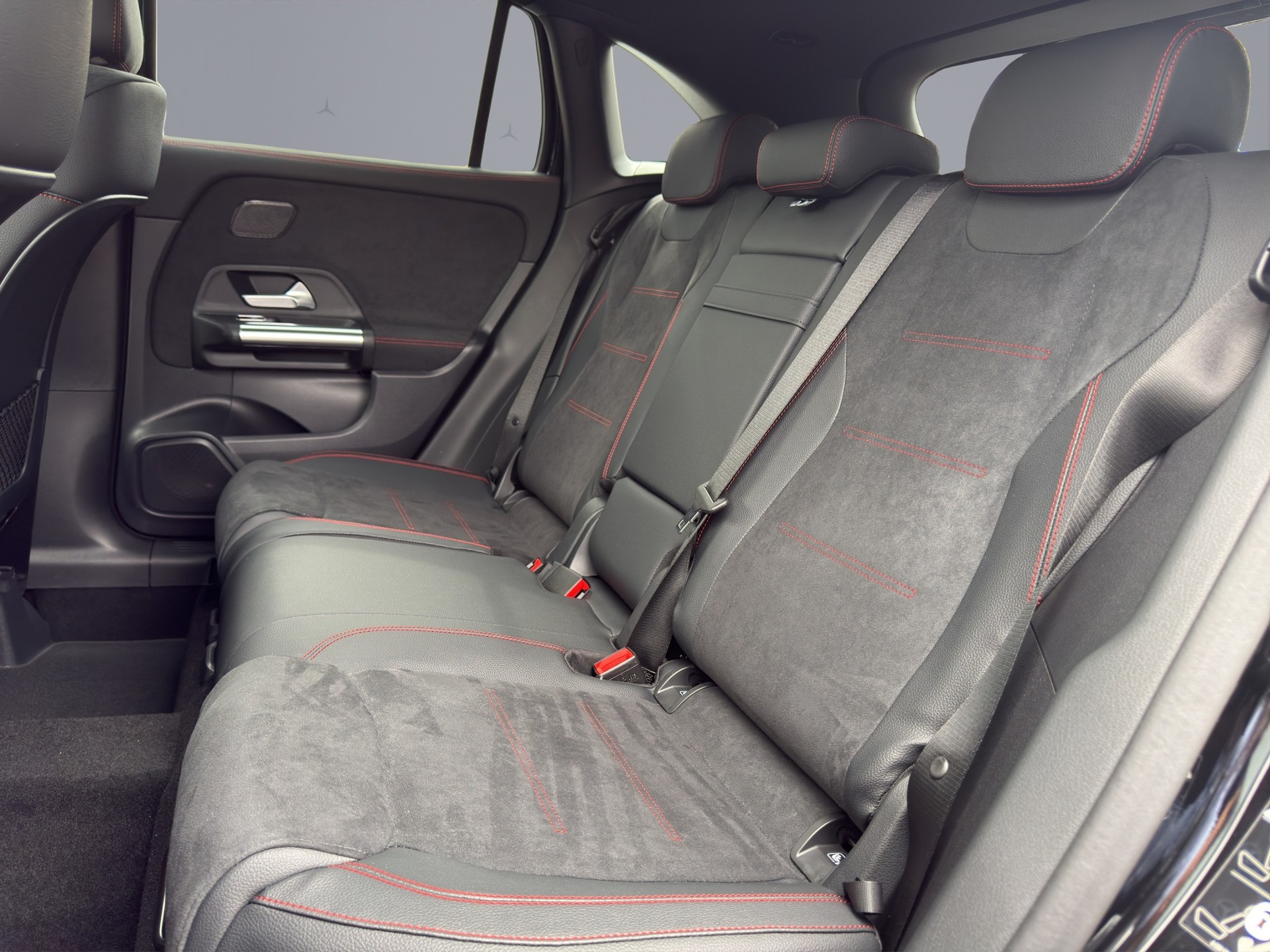 MERCEDES-BENZ GLA-Klasse H247 GLA 35 AMG 4matic-image-12