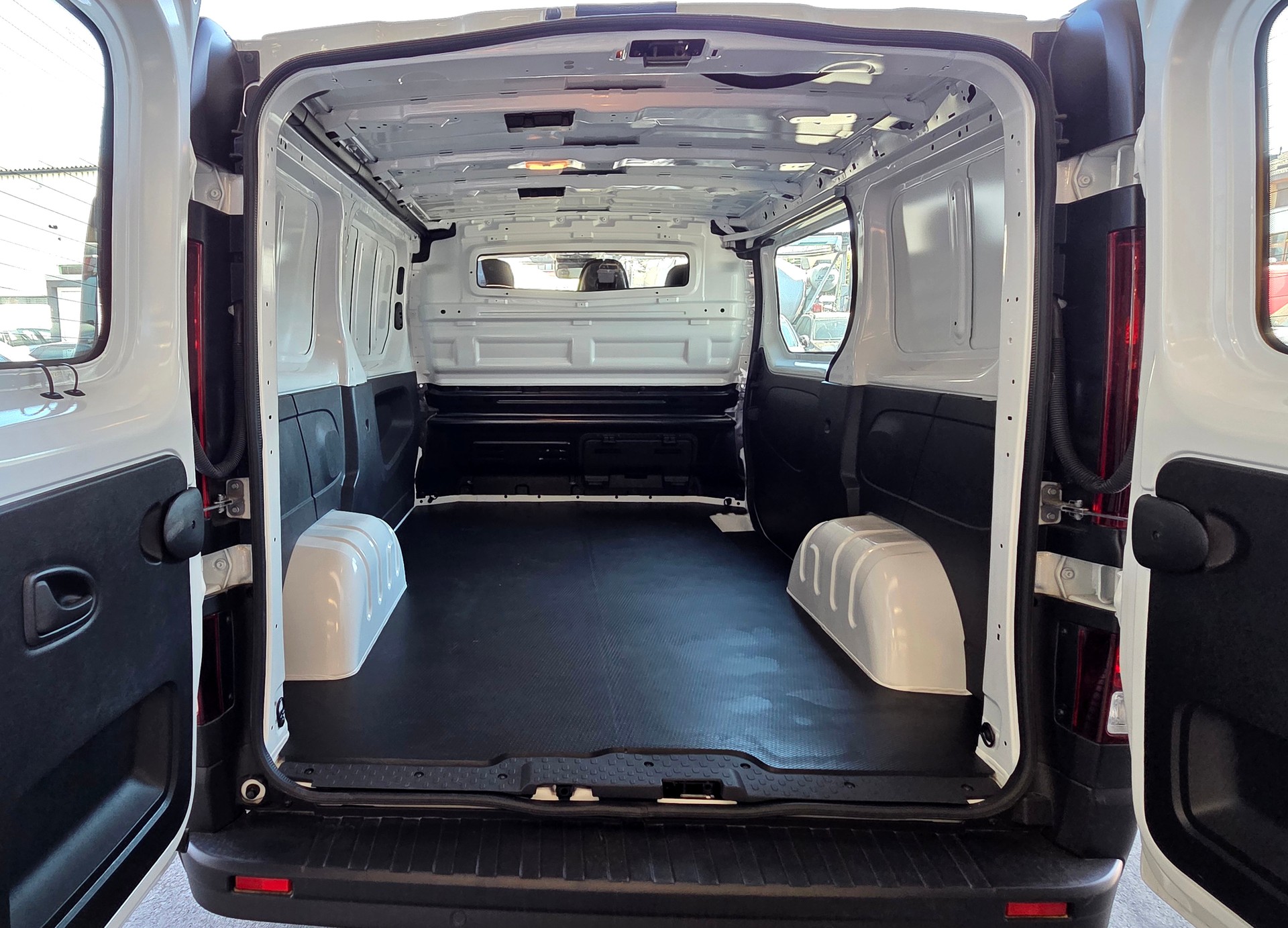 RENAULT Trafic Kaw. 3.0 t L1 H1 2.0 dCi Blue 150 Advance-image-12