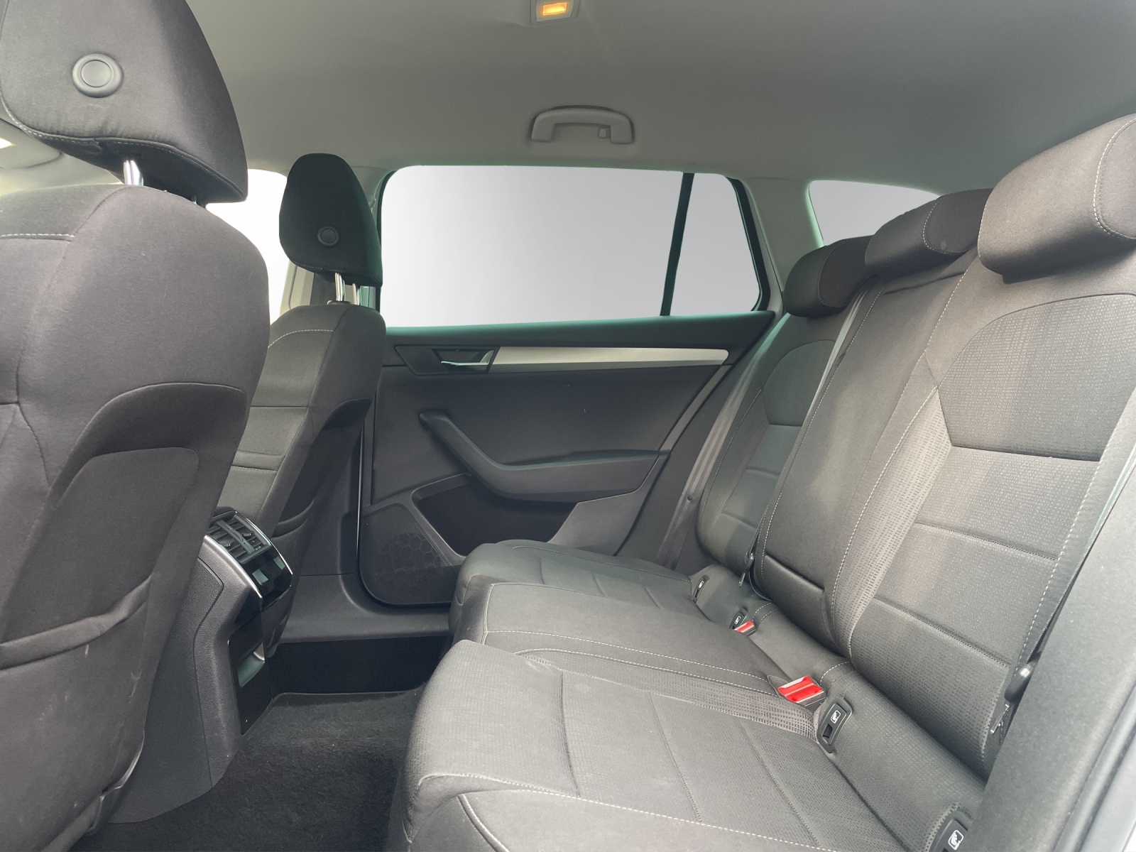 SKODA Superb Combi 1.4 TSI ACT AmbitionDSG-image-11