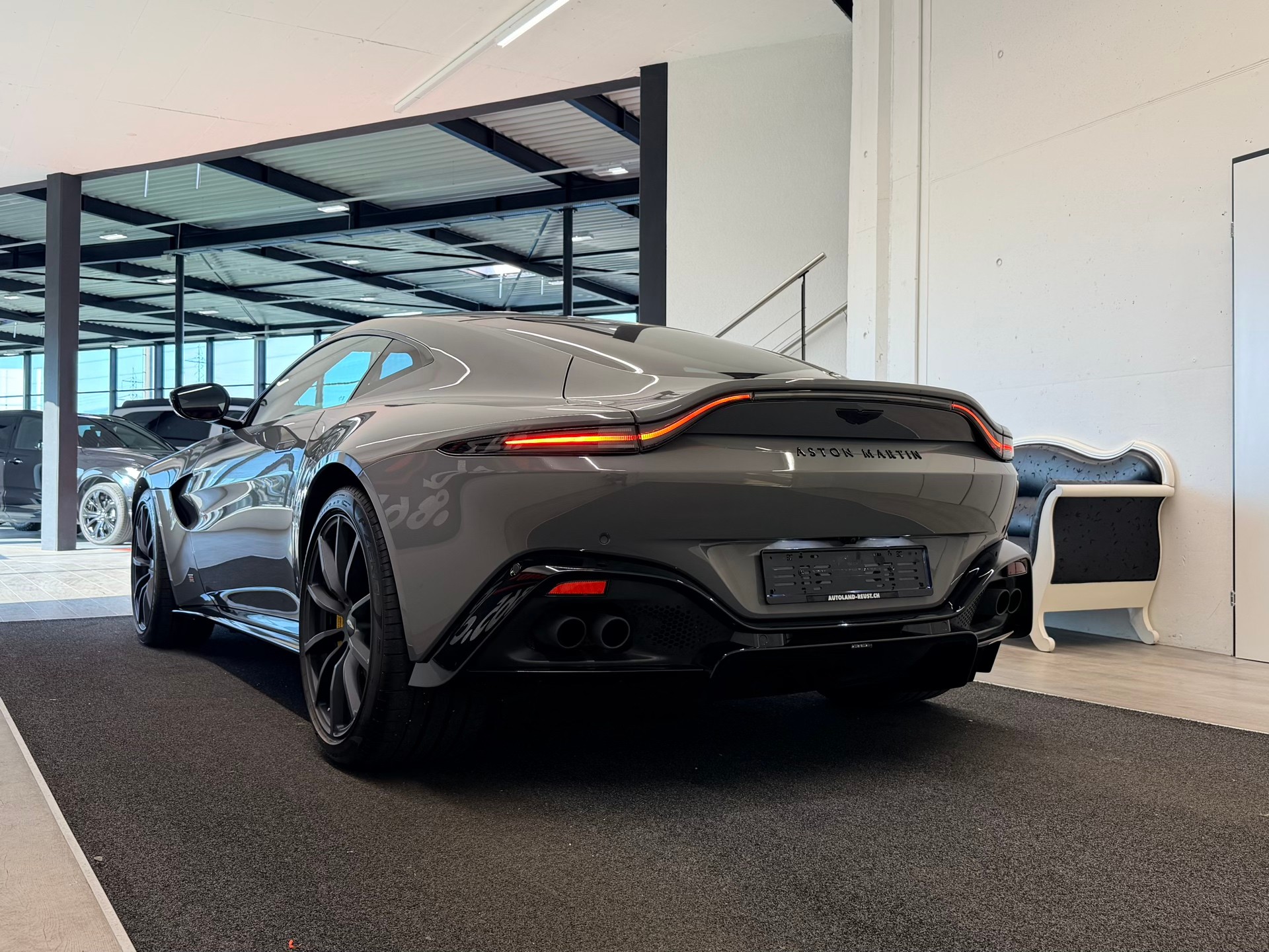 ASTON MARTIN V8 Vantage 4.0 Coupé-image-10