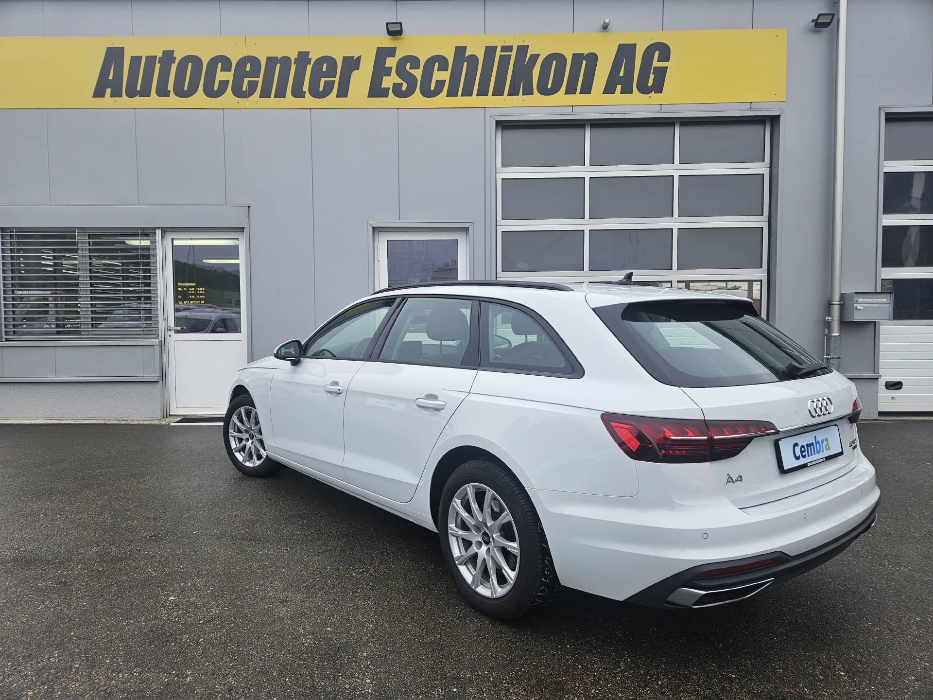 AUDI A4 Avant 2.0 40 TDI Attraction quattro S-Tronic * 8- fach bereift * CH-Fahrzeug *-image-6