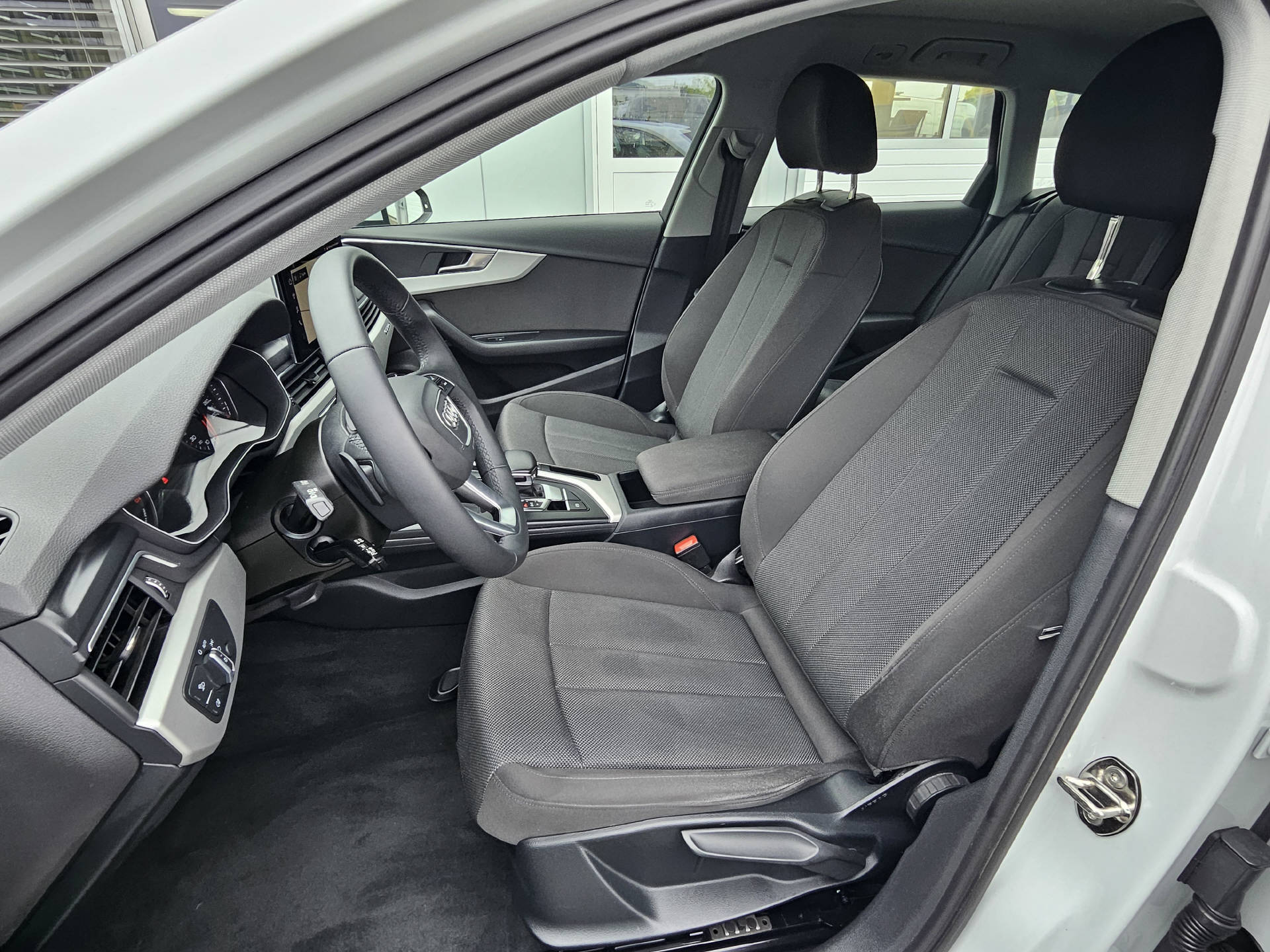 AUDI A4 Avant 2.0 40 TDI Attraction quattro S-Tronic * 8- fach bereift * CH-Fahrzeug *-image-16