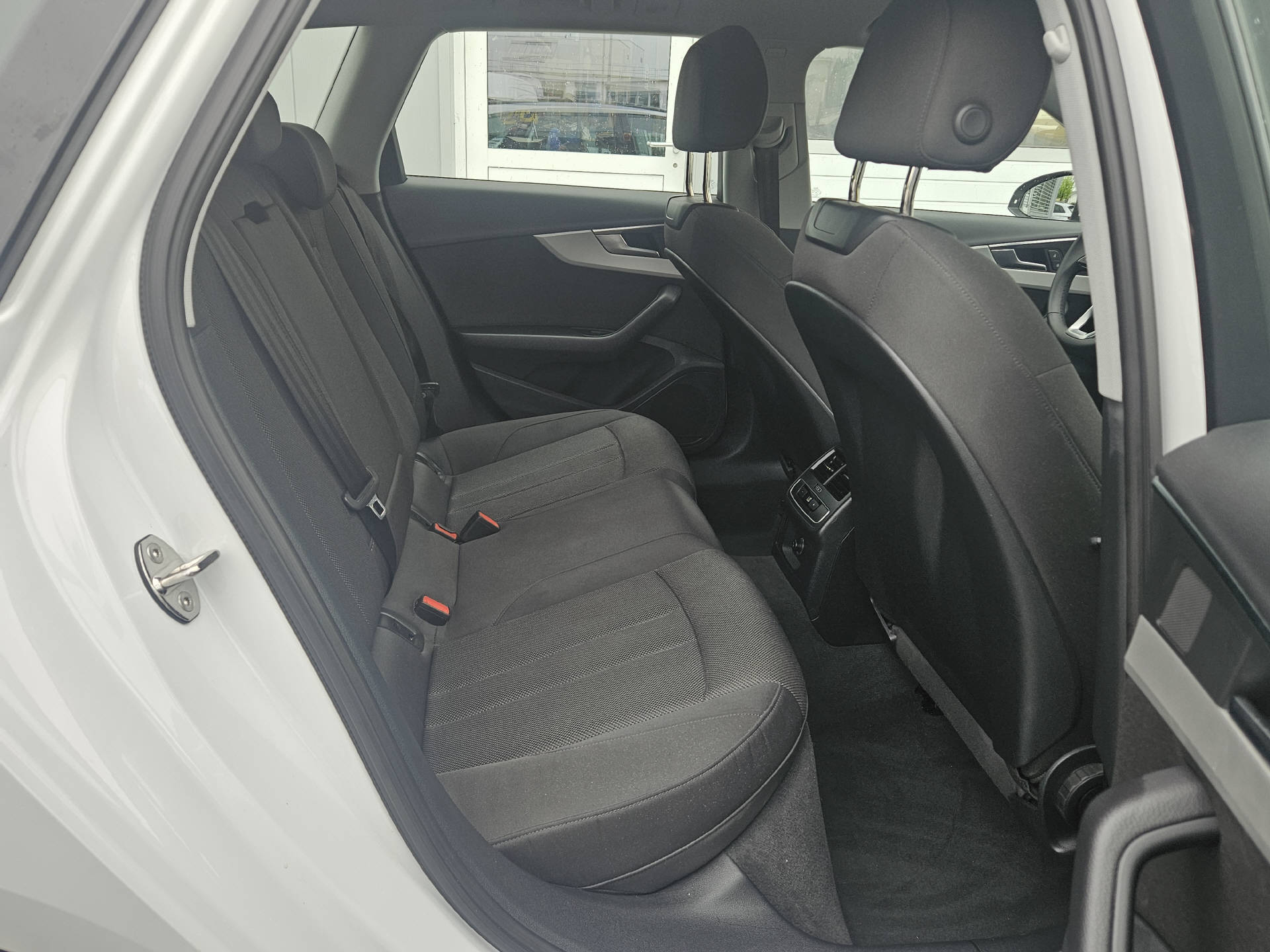 AUDI A4 Avant 2.0 40 TDI Attraction quattro S-Tronic * 8- fach bereift * CH-Fahrzeug *-image-24