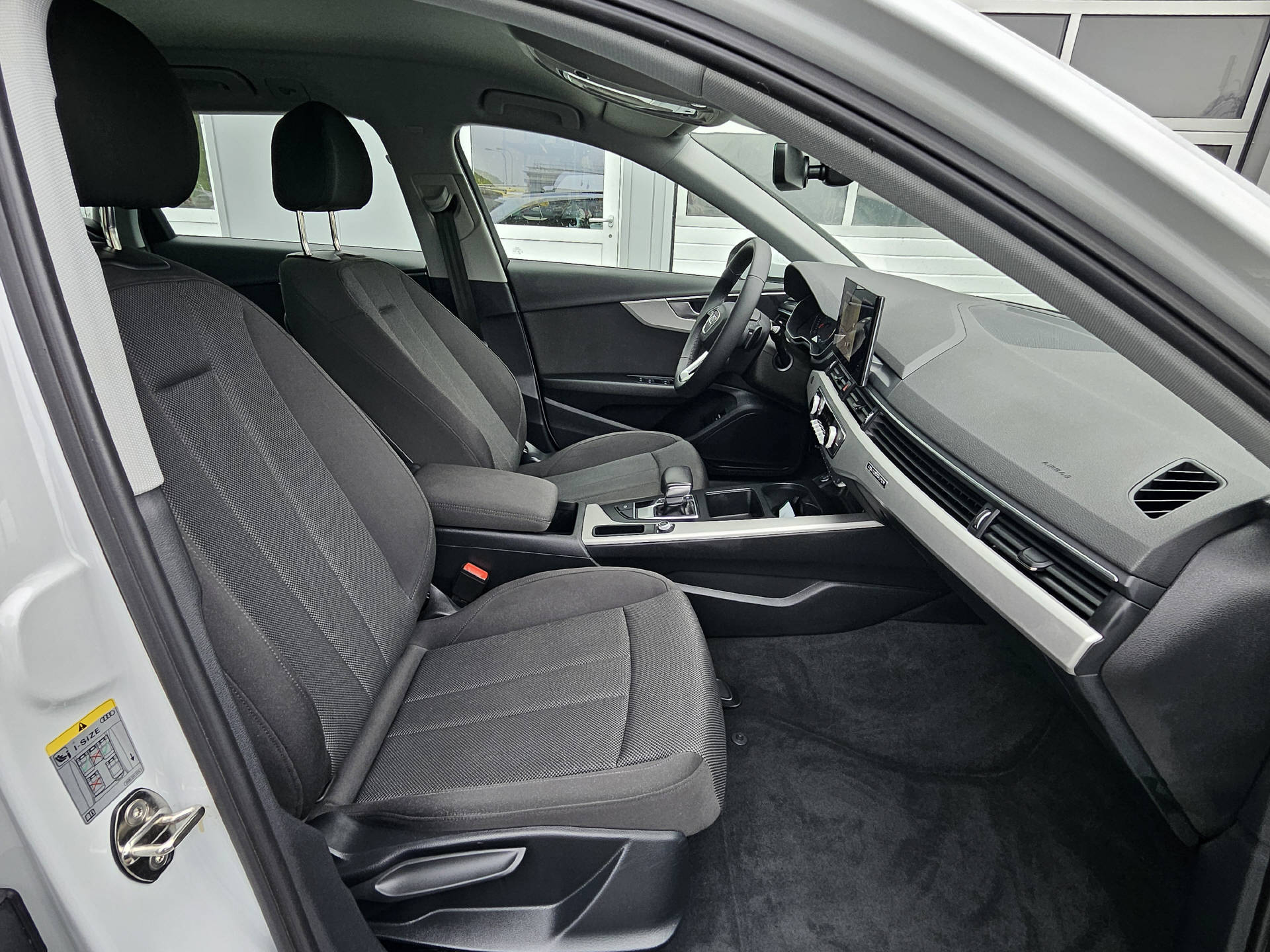 AUDI A4 Avant 2.0 40 TDI Attraction quattro S-Tronic * 8- fach bereift * CH-Fahrzeug *-image-25
