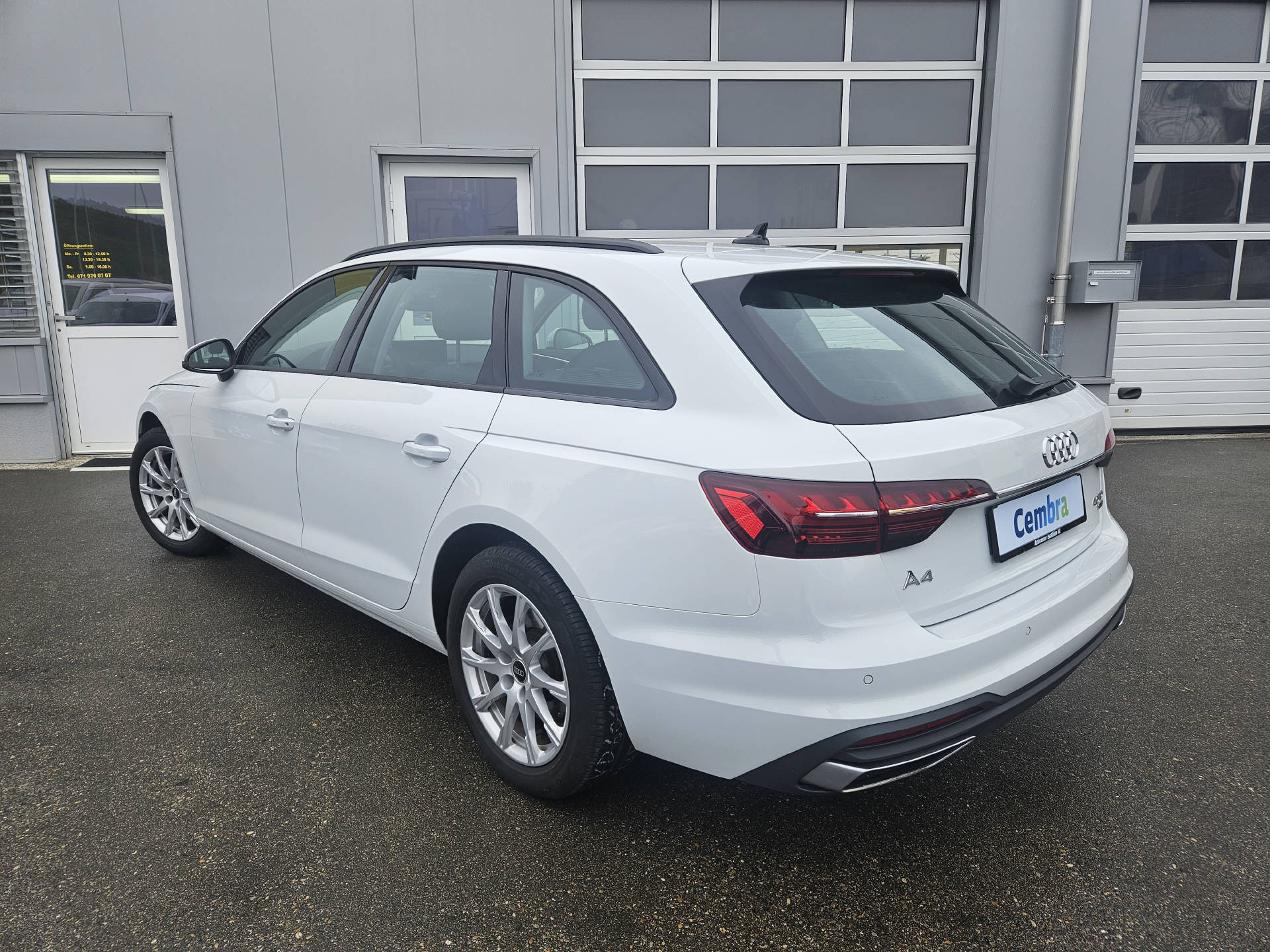 AUDI A4 Avant 2.0 40 TDI Attraction quattro S-Tronic * 8- fach bereift * CH-Fahrzeug *-image-7