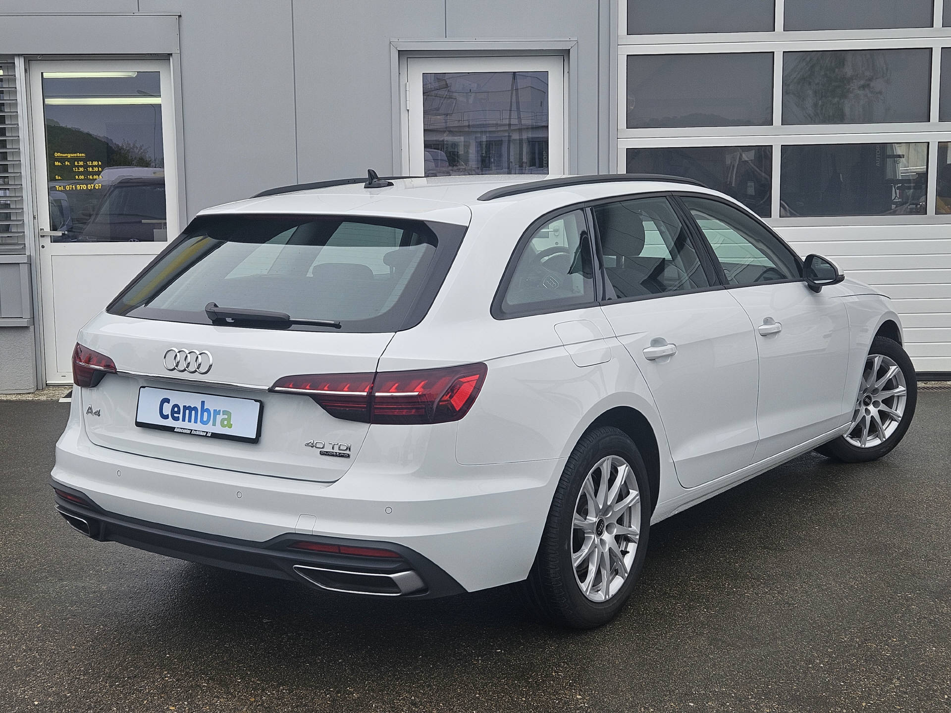 AUDI A4 Avant 2.0 40 TDI Attraction quattro S-Tronic * 8- fach bereift * CH-Fahrzeug *-image-5