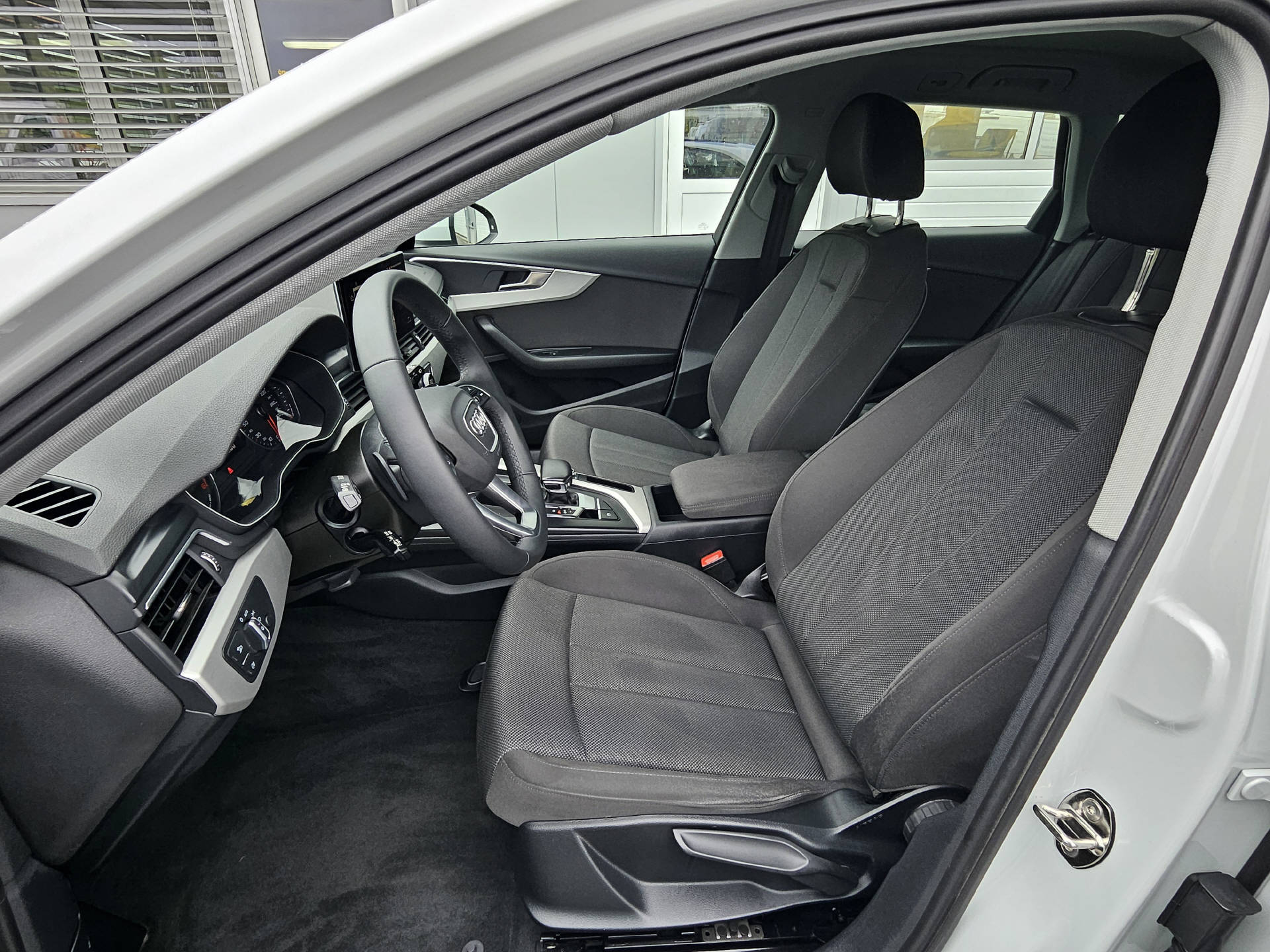 AUDI A4 Avant 2.0 40 TDI Attraction quattro S-Tronic * 8- fach bereift * CH-Fahrzeug *-image-15