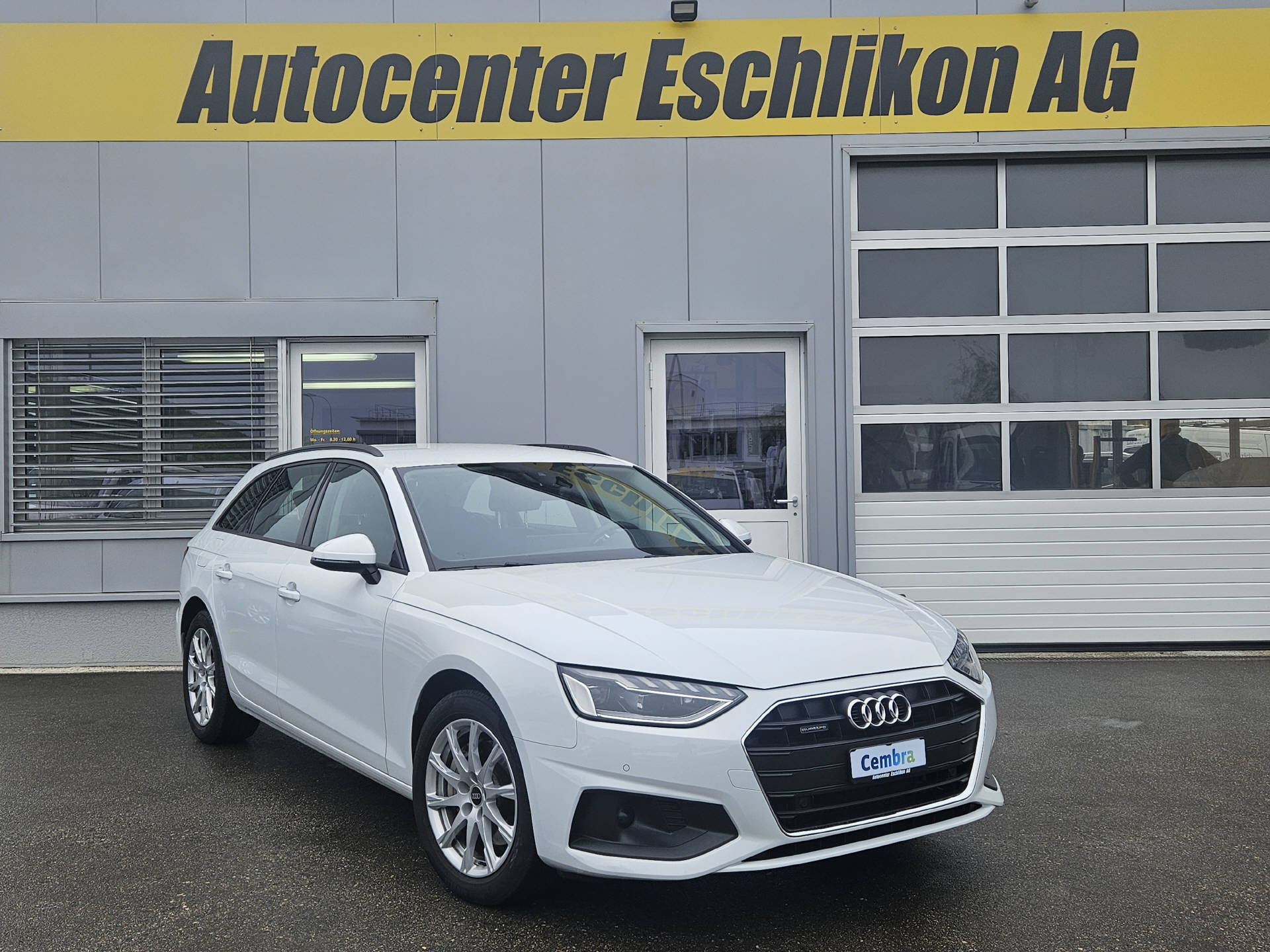 AUDI A4 Avant 2.0 40 TDI Attraction quattro S-Tronic * 8- fach bereift * CH-Fahrzeug *-image-4