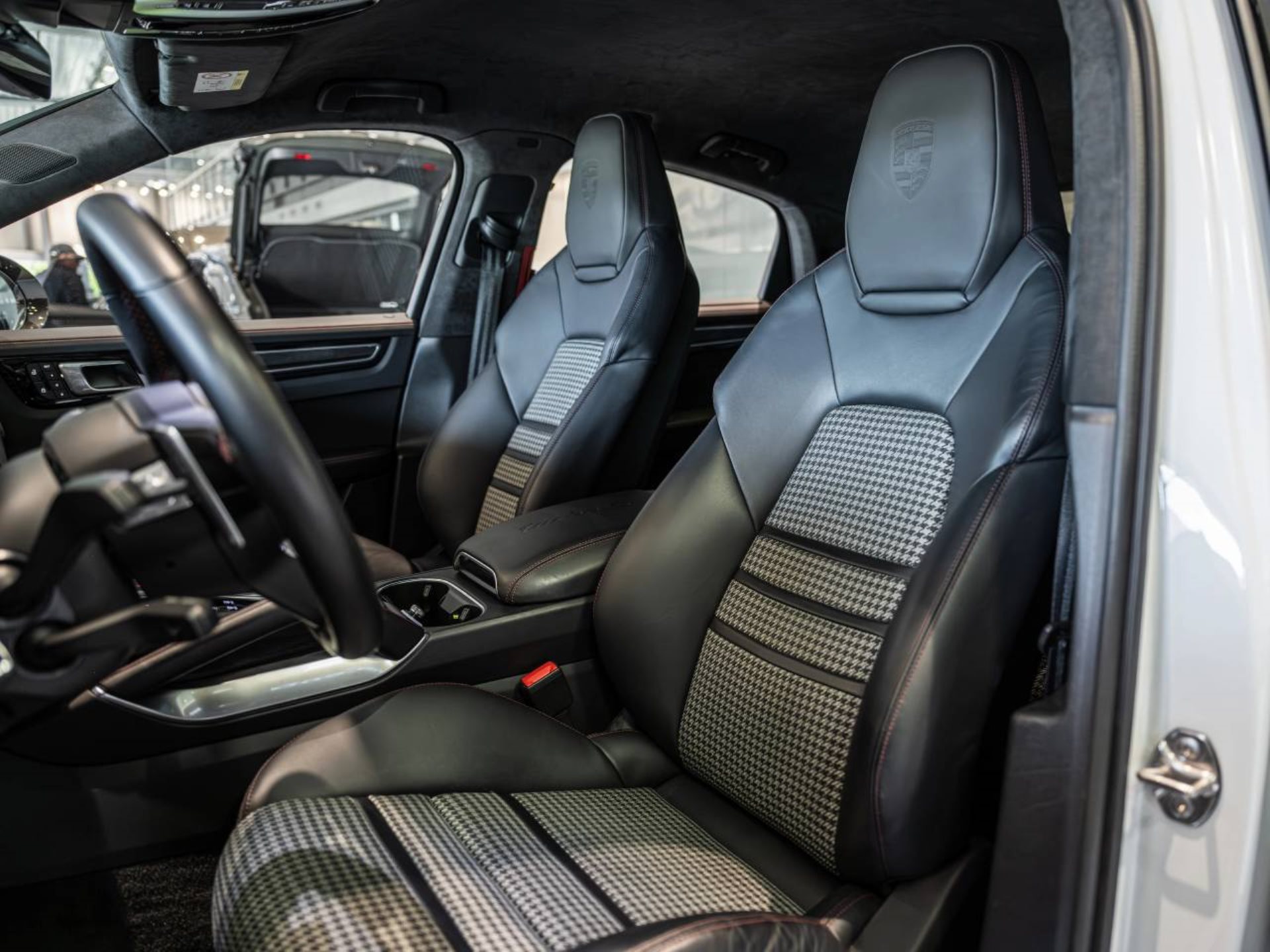 PORSCHE Cayenne Turbo S E-Hybrid Coupé-image-4