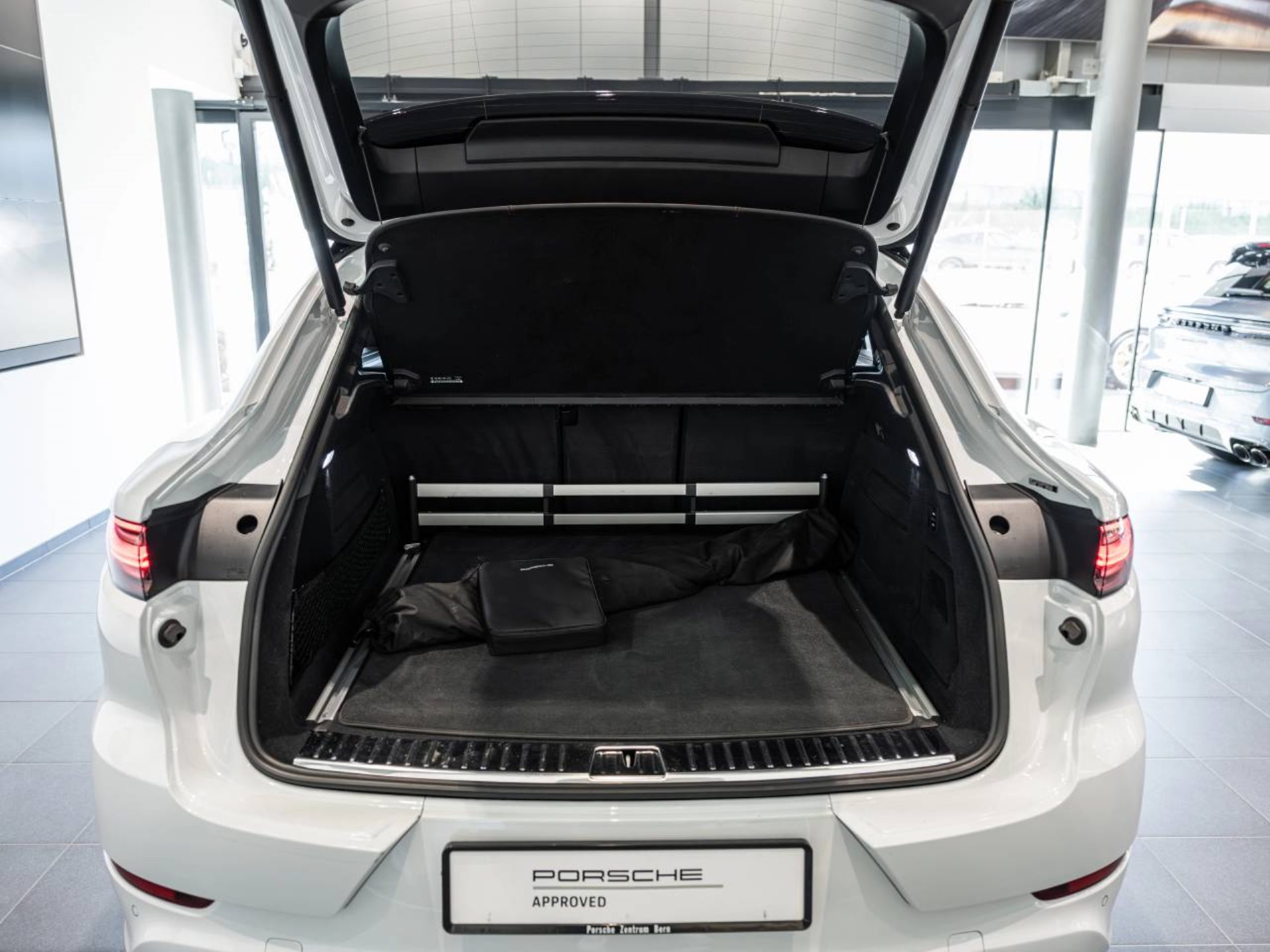 PORSCHE Cayenne Turbo S E-Hybrid Coupé-image-6