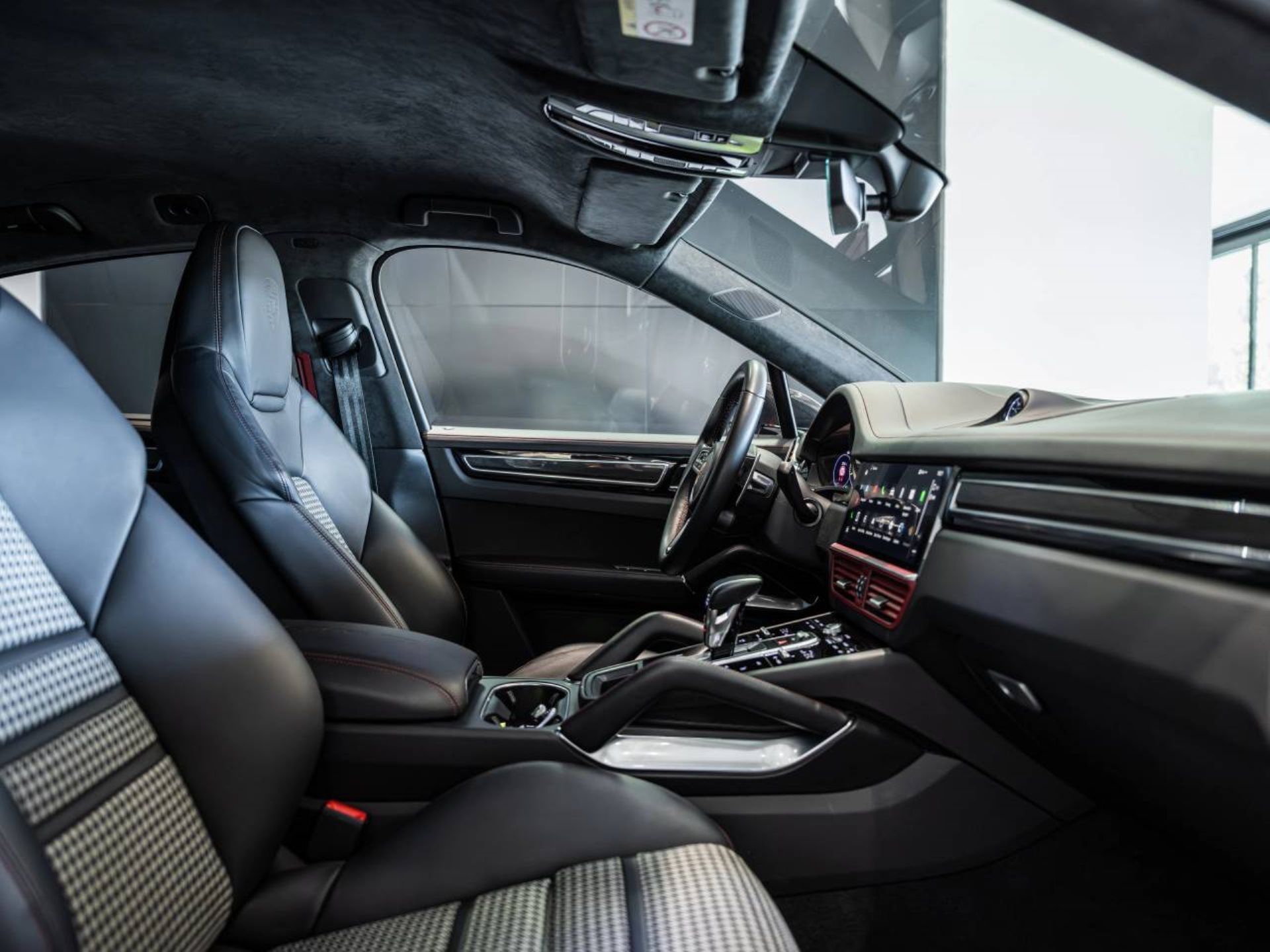 PORSCHE Cayenne Turbo S E-Hybrid Coupé-image-17