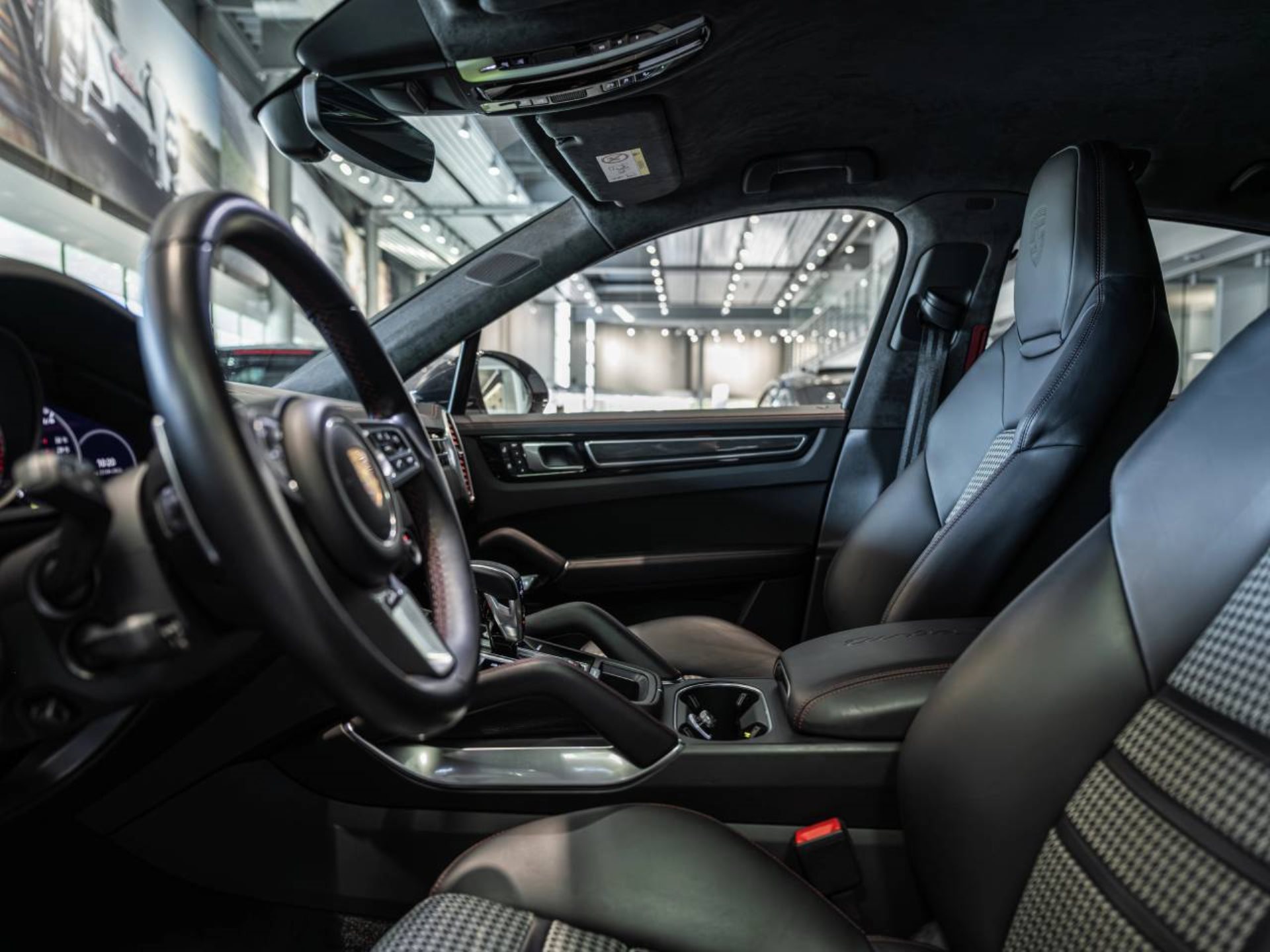 PORSCHE Cayenne Turbo S E-Hybrid Coupé-showroom-element-3