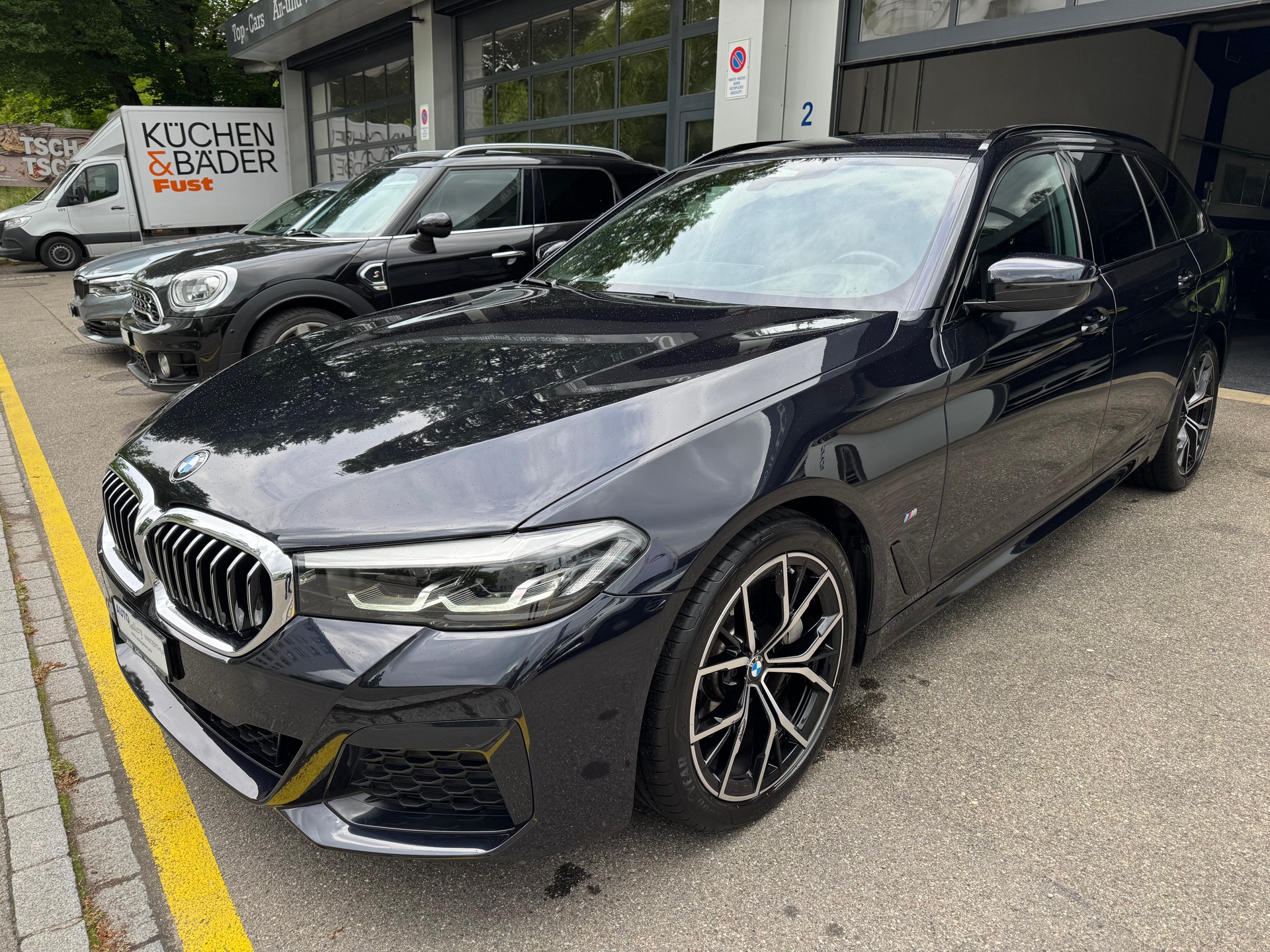 BMW 530d xDrive 48V Touring Pure M-Sport Steptronic-showroom-element-2
