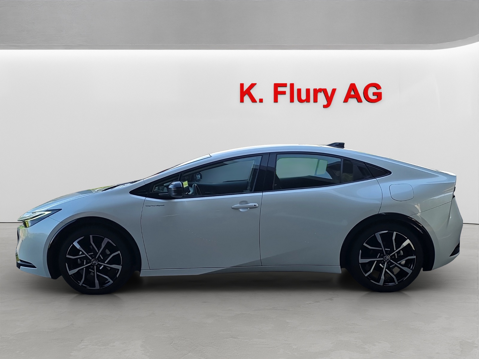 TOYOTA Prius 2.0 Plug-In-Hybrid Style-image-1