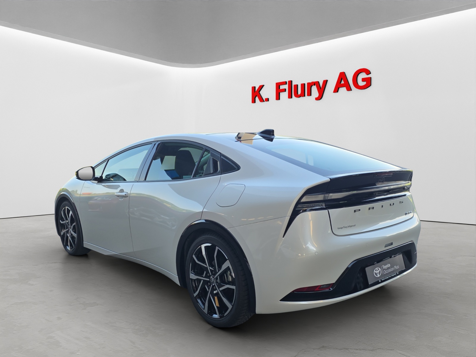 TOYOTA Prius 2.0 Plug-In-Hybrid Style-image-2