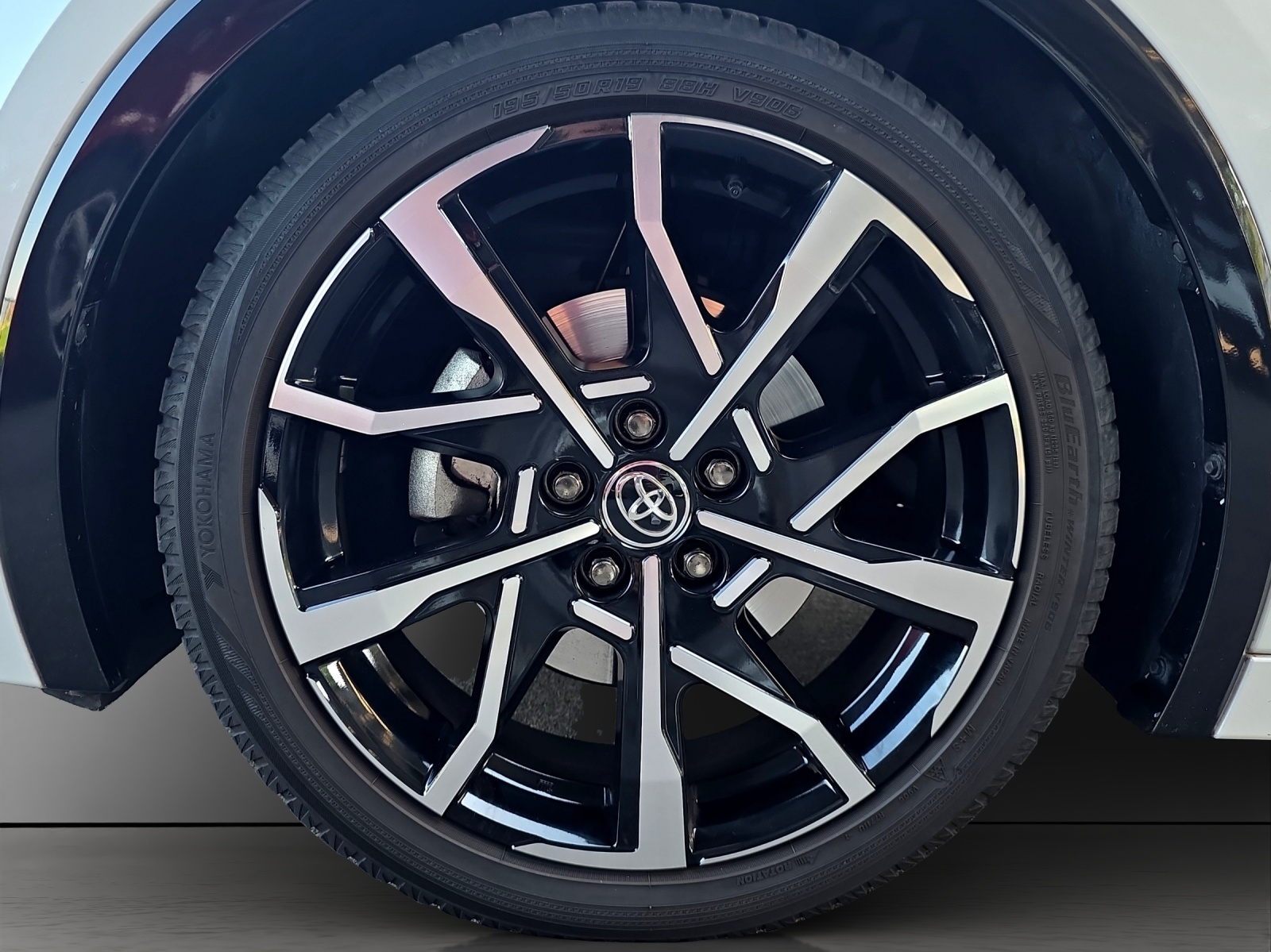 TOYOTA Prius 2.0 Plug-In-Hybrid Style-image-15