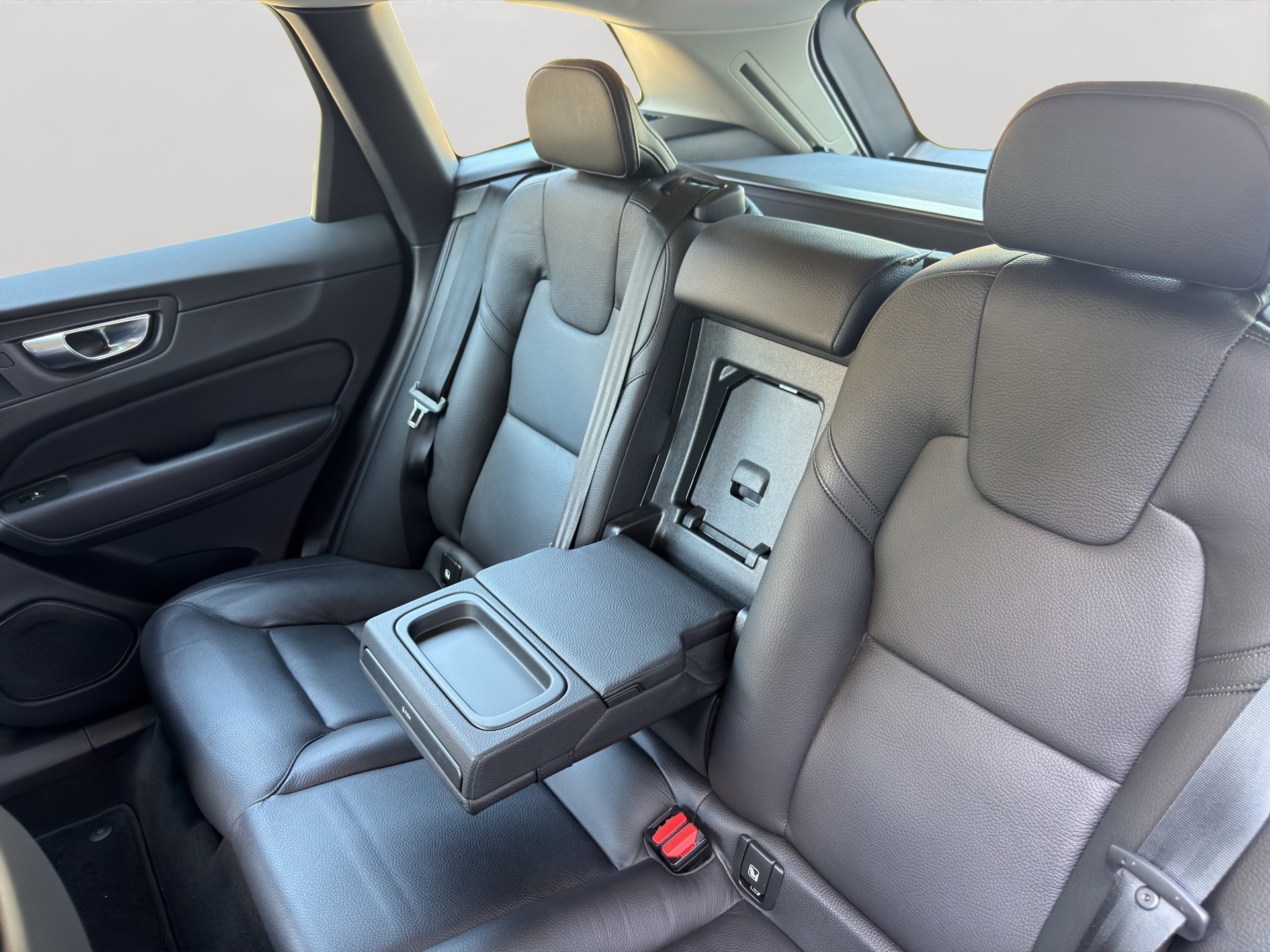 VOLVO XC60 B4 Diesel Mild Hybrid AWD Inscription Geartronic-image-3