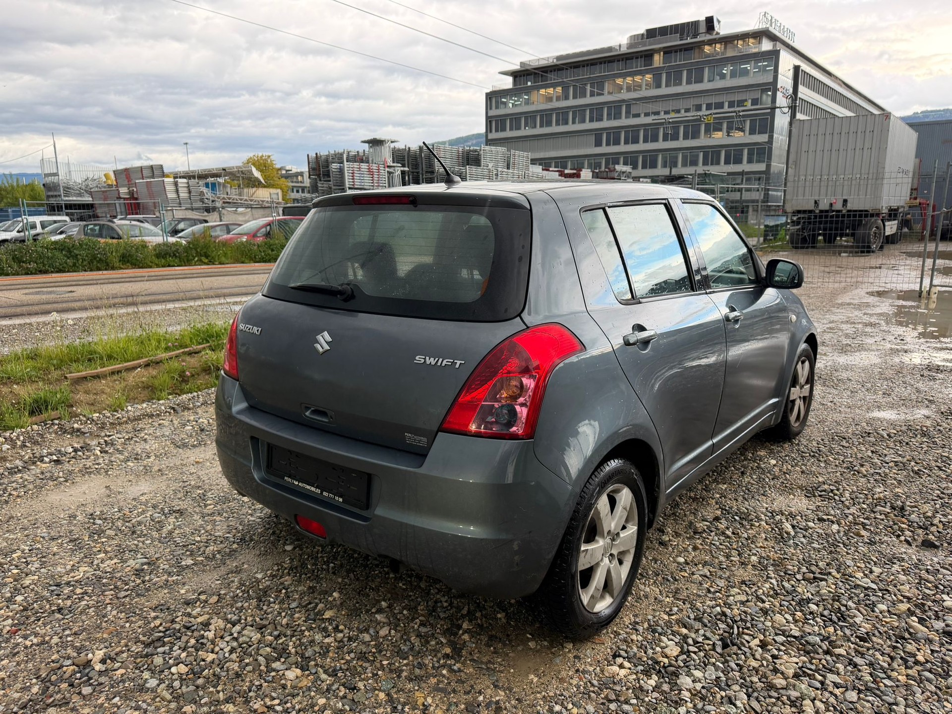 SUZUKI Swift 1.3i 16V GL Top-image-1