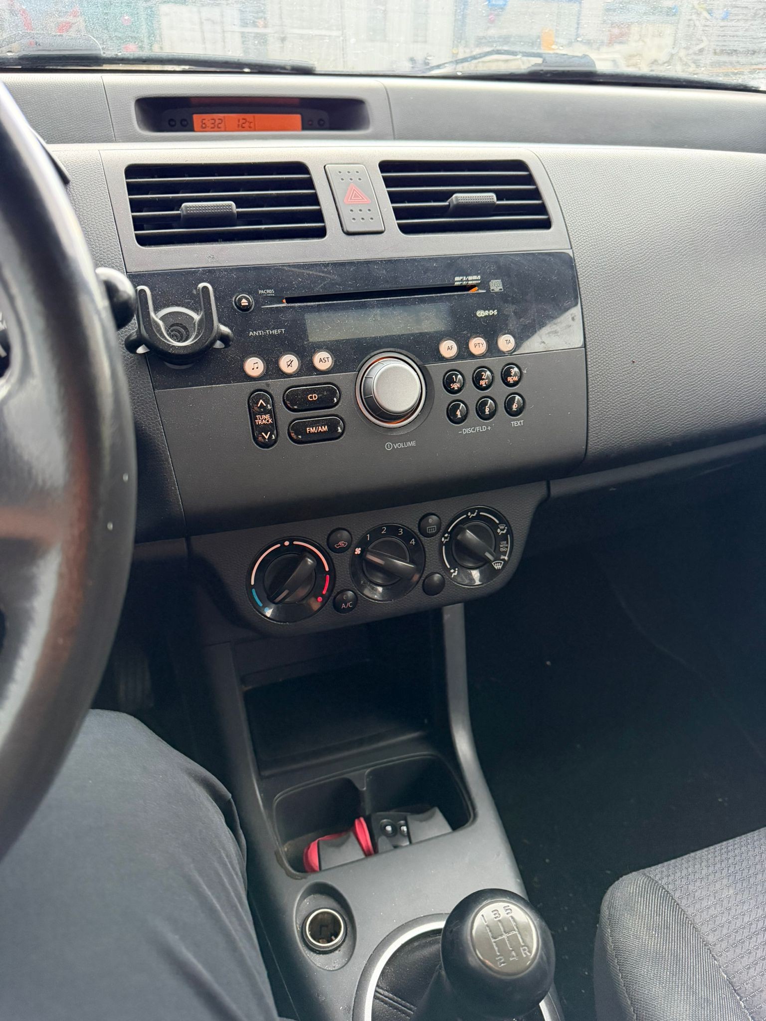 SUZUKI Swift 1.3i 16V GL Top-image-8