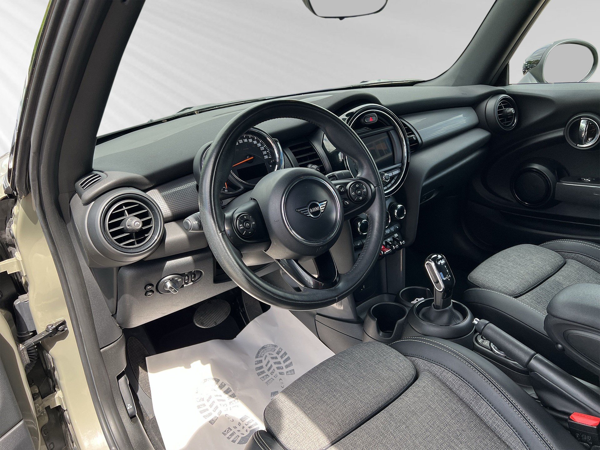 MINI Cooper Cabriolet DKG-showroom-element-3