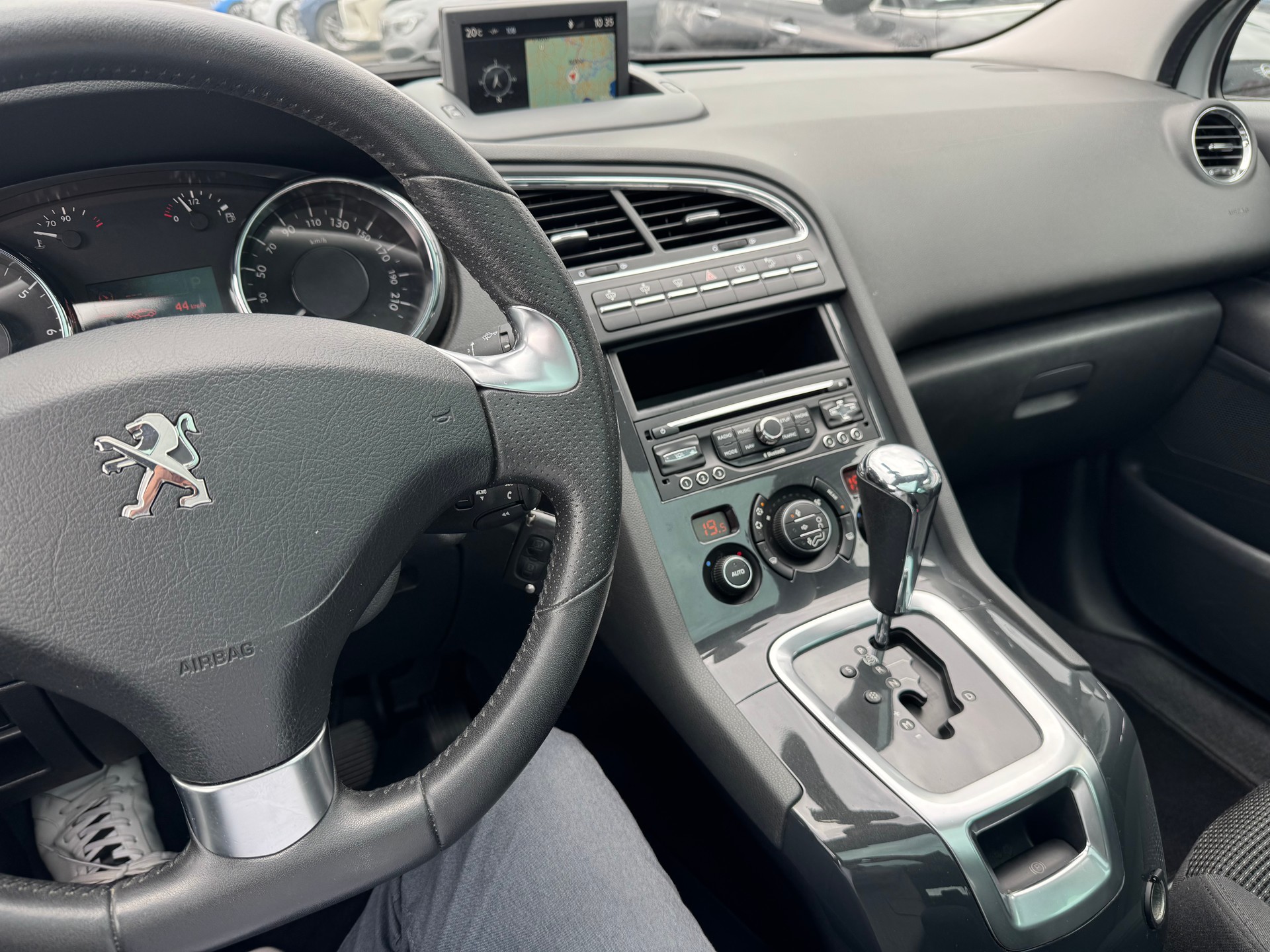 PEUGEOT 5008 1.6 THP Allure Tiptronic-image-17