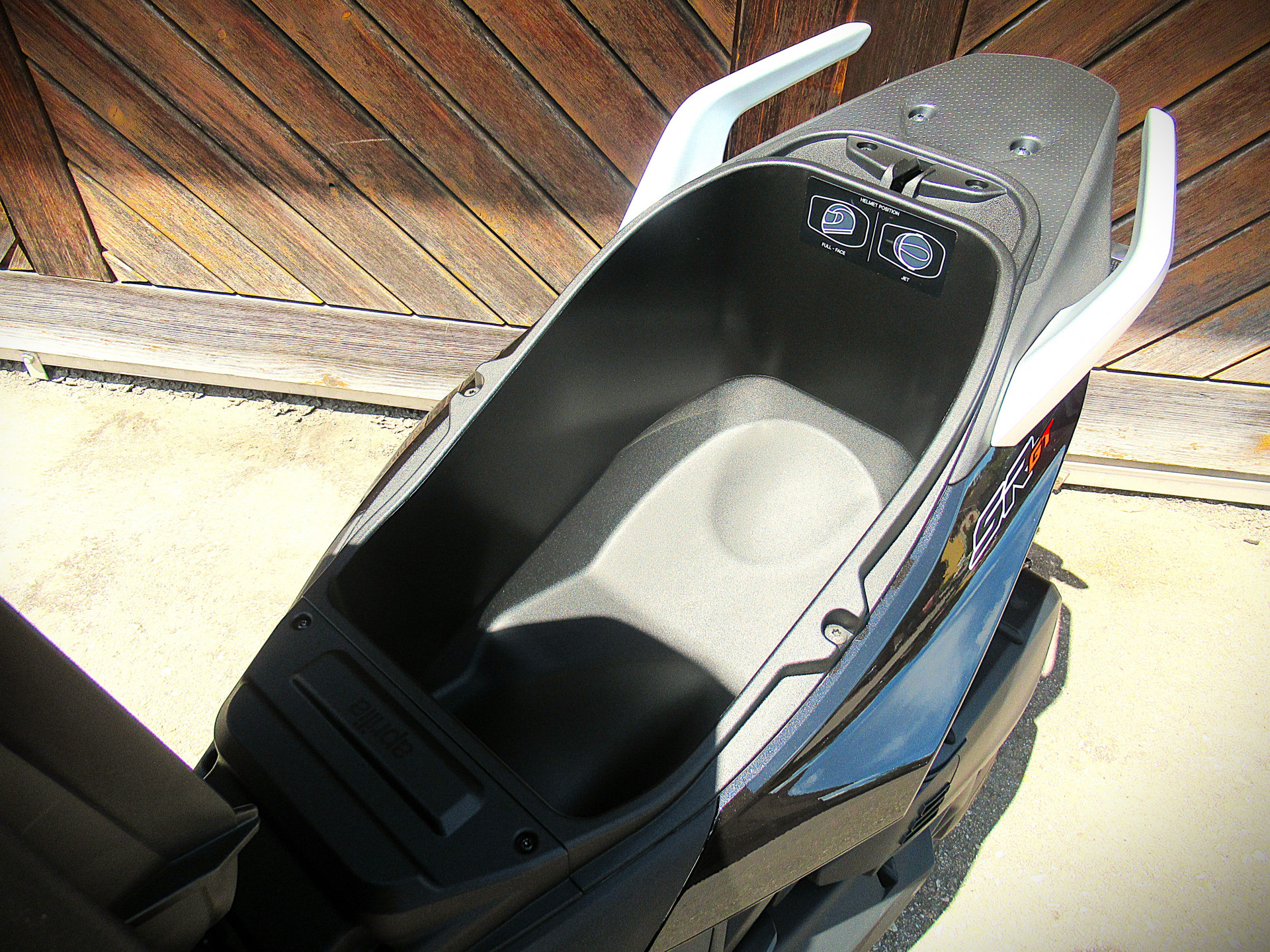 APRILIA SR GT 400-image-1