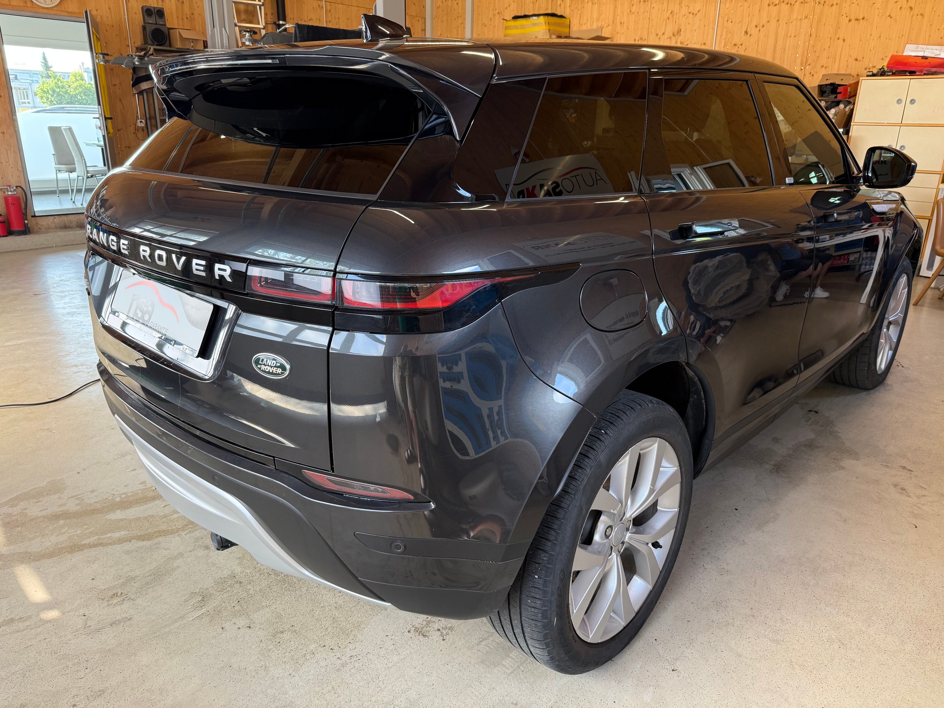 LAND ROVER Range Rover Evoque P 300e SE AT8-showroom-element-3