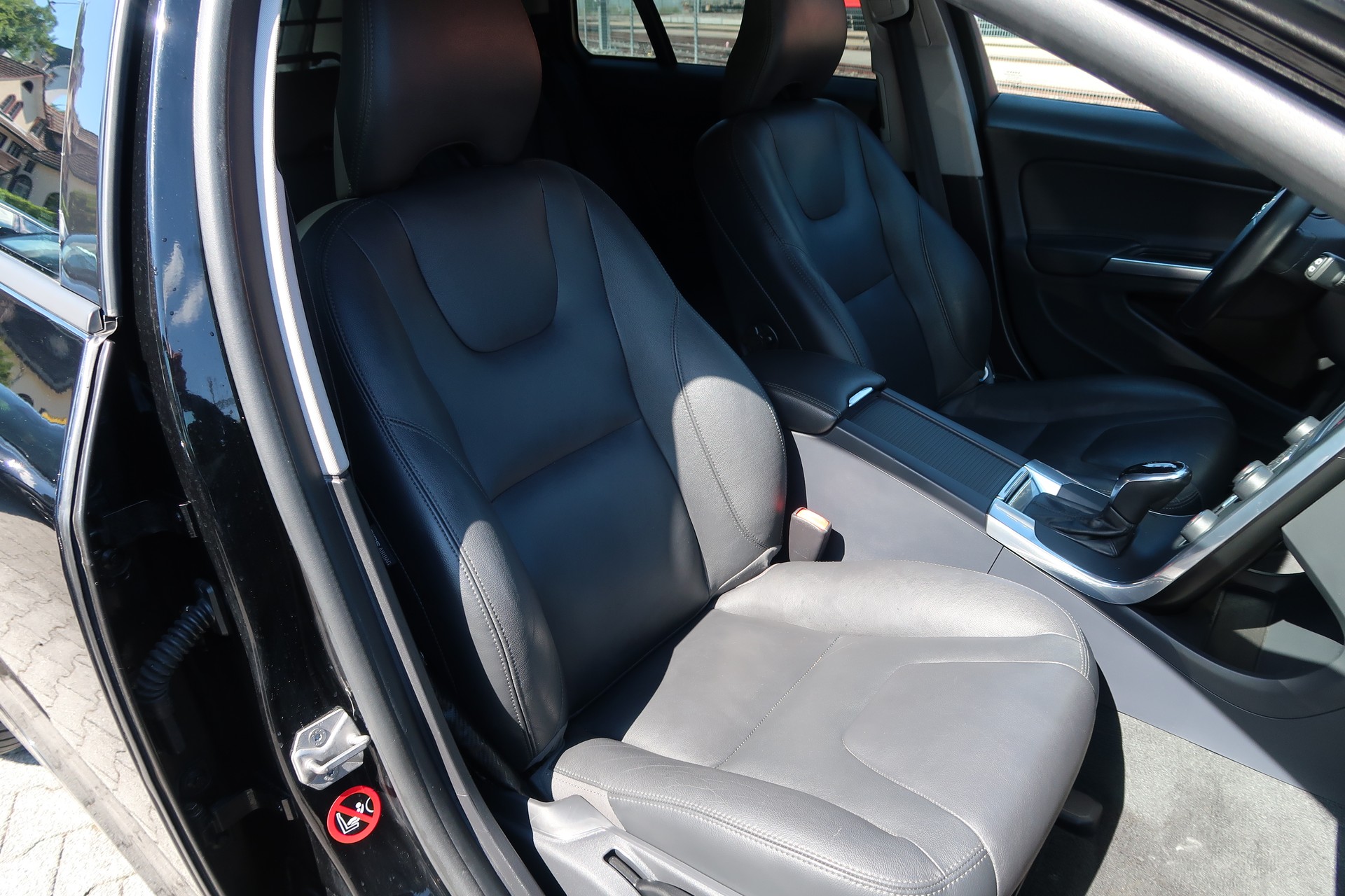 VOLVO V60 D4 AWD Kinetic Fleet Geartronic-image-12