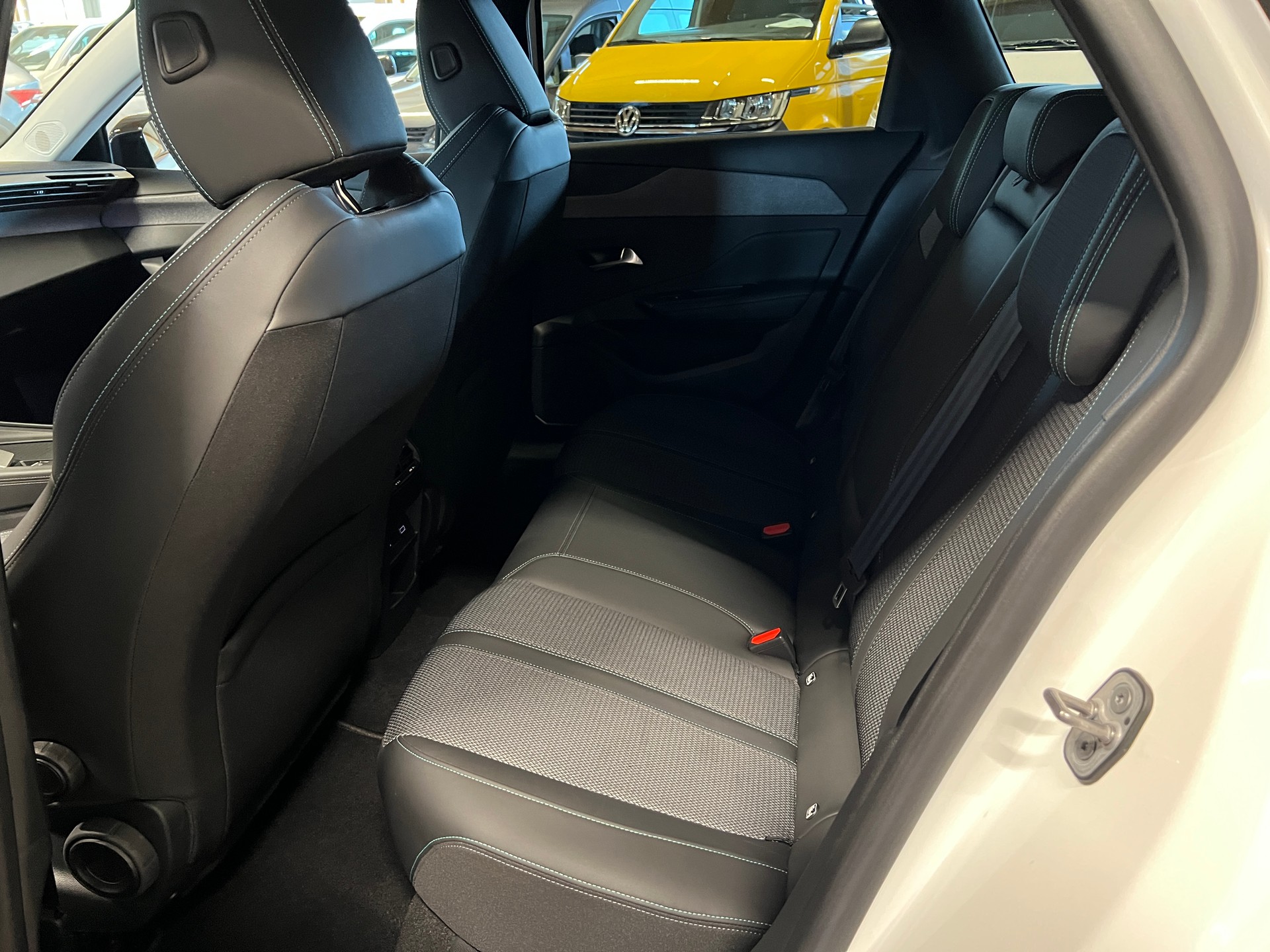 PEUGEOT 308 SW 1.5 BlueHDI Allure Pack EAT8-image-13