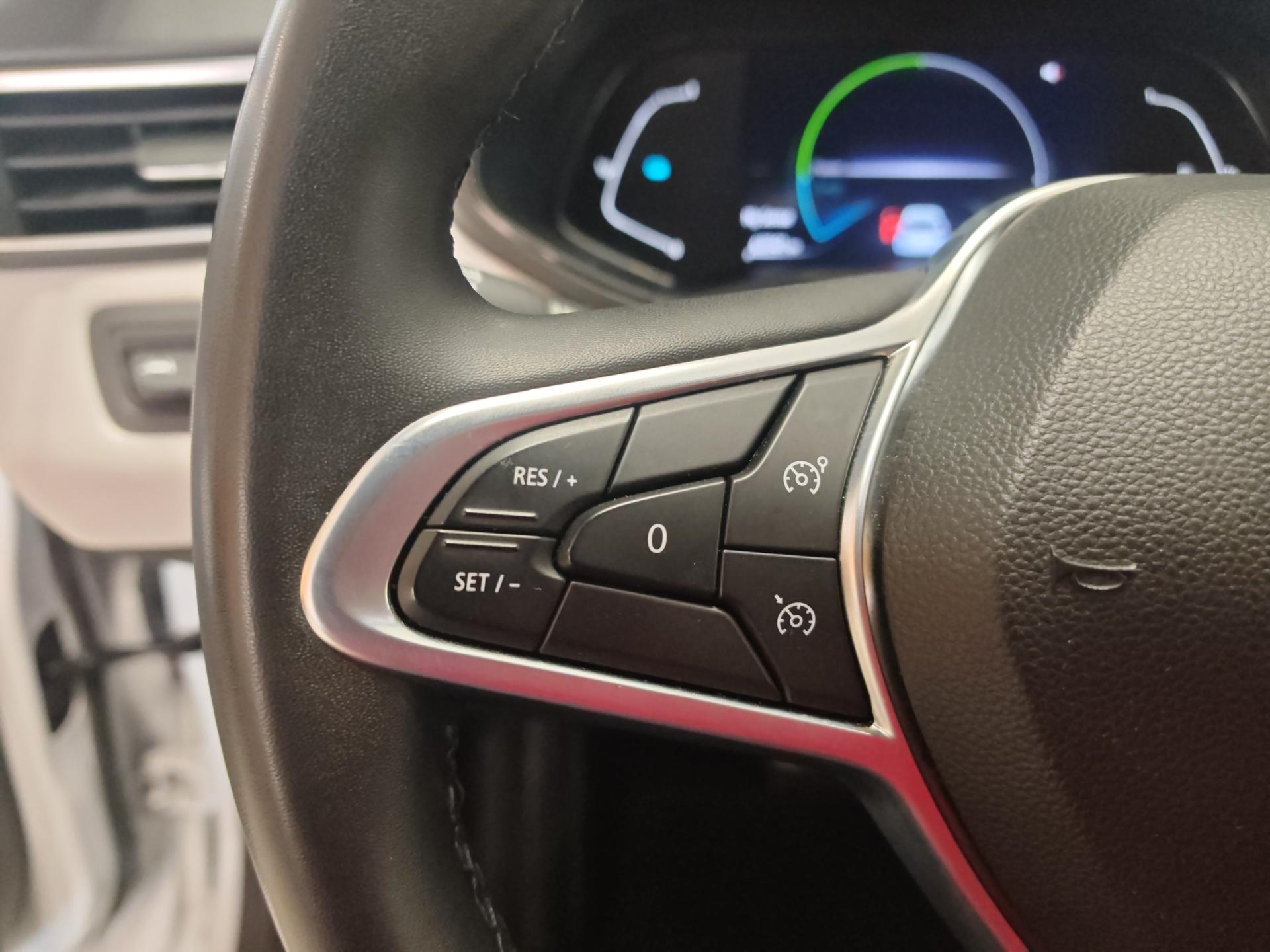 RENAULT Clio 1.6 E-Tech Techno-image-18