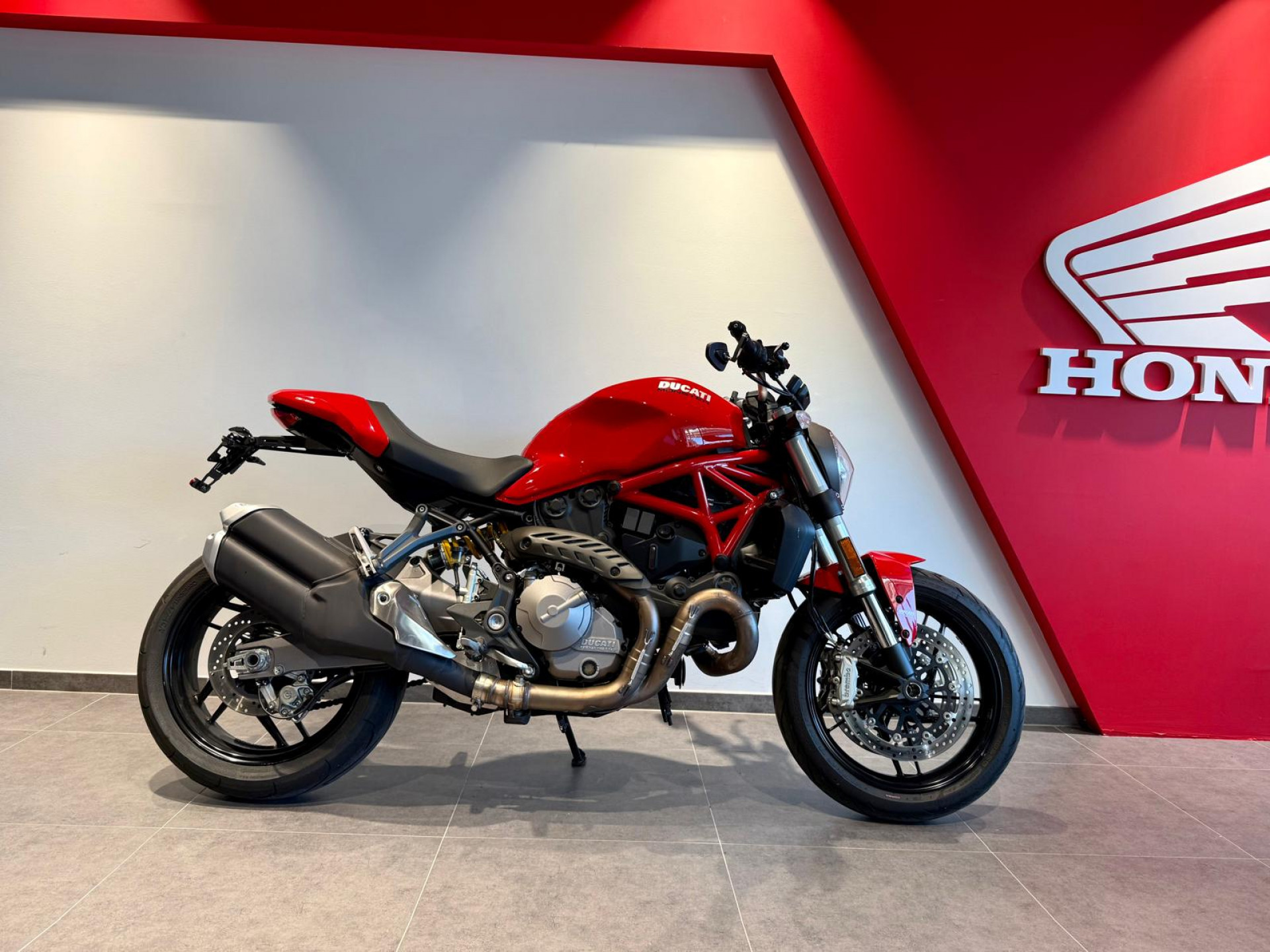 DUCATI Monster 821-image-2