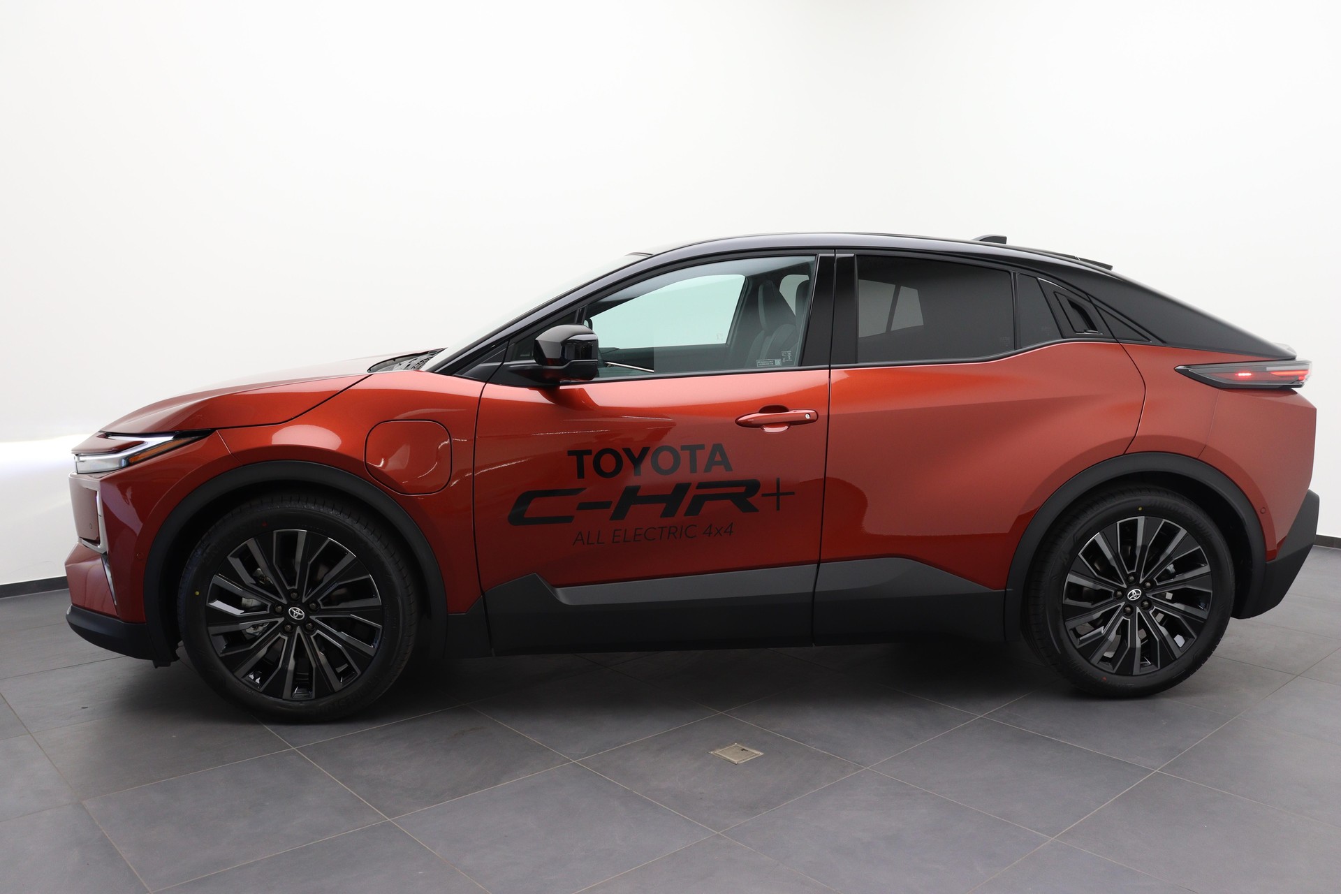 TOYOTA C-HR+ Premium AWD-showroom-element-2