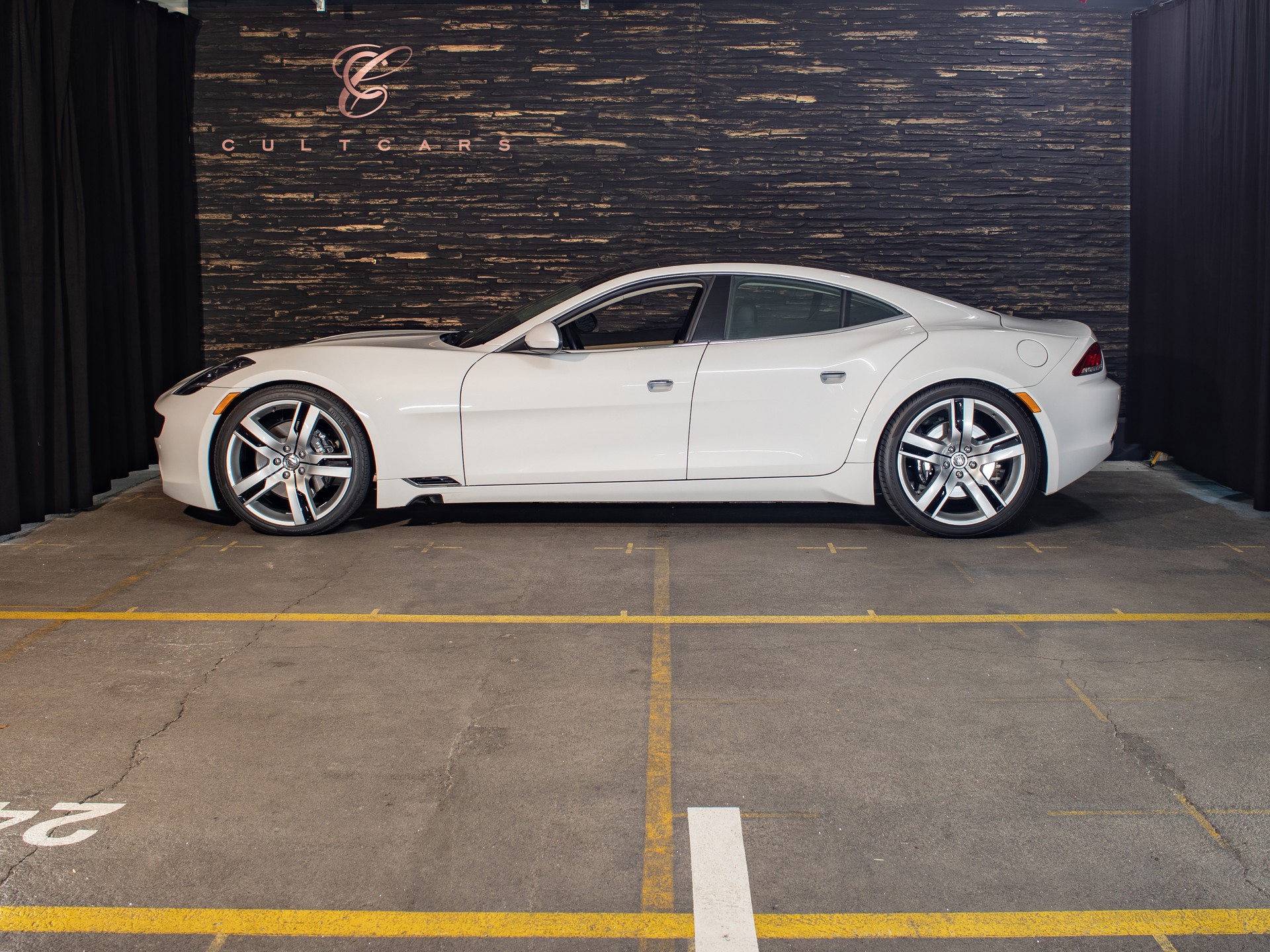 FISKER Karma Standard-showroom-element-1