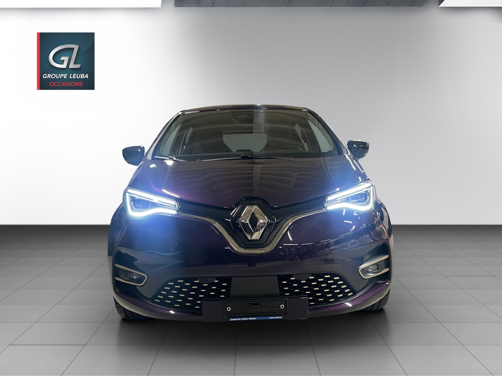 RENAULT Zoe R135 Iconic-showroom-element-1