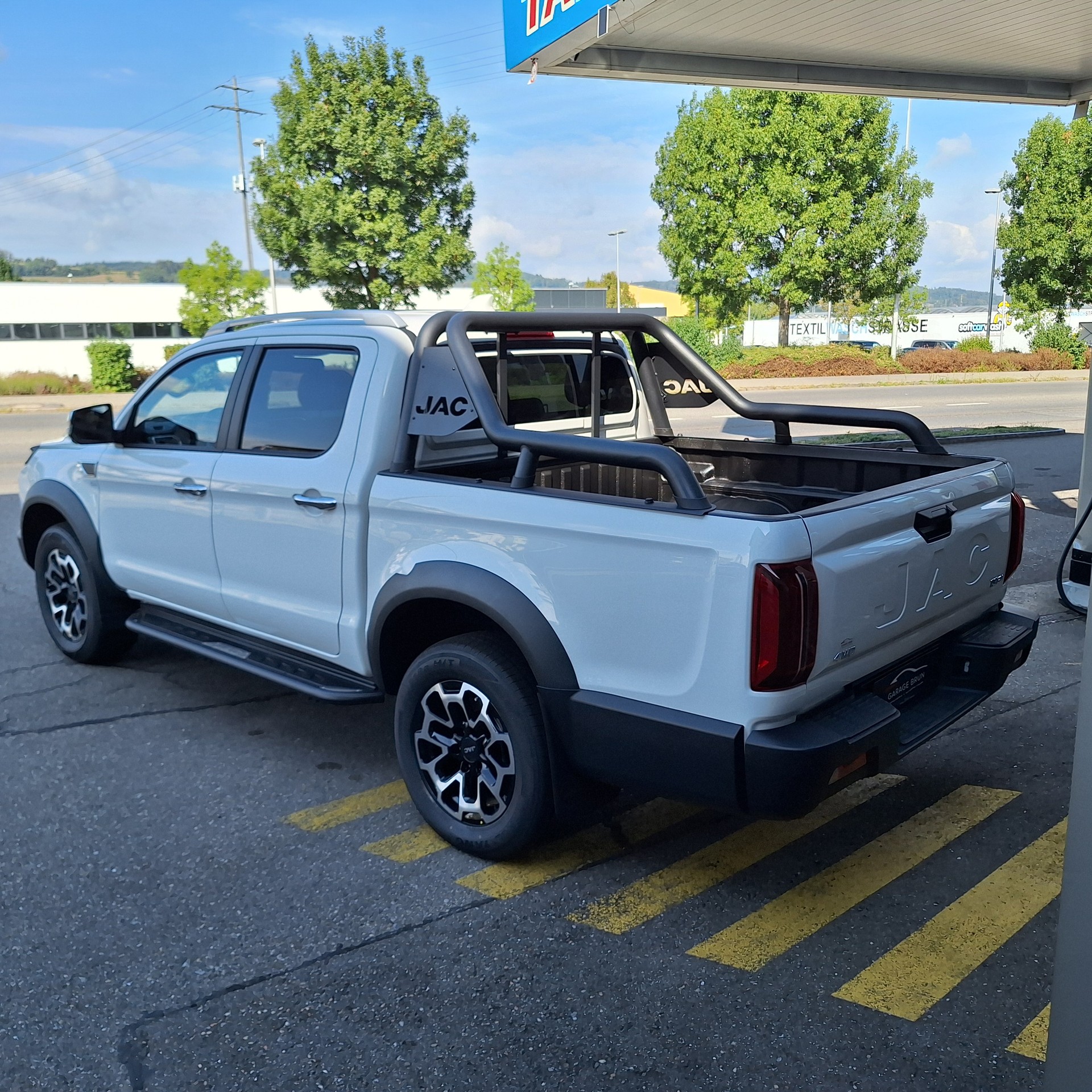 JAC T9EV 88kWh Luxury 4x4-image-2