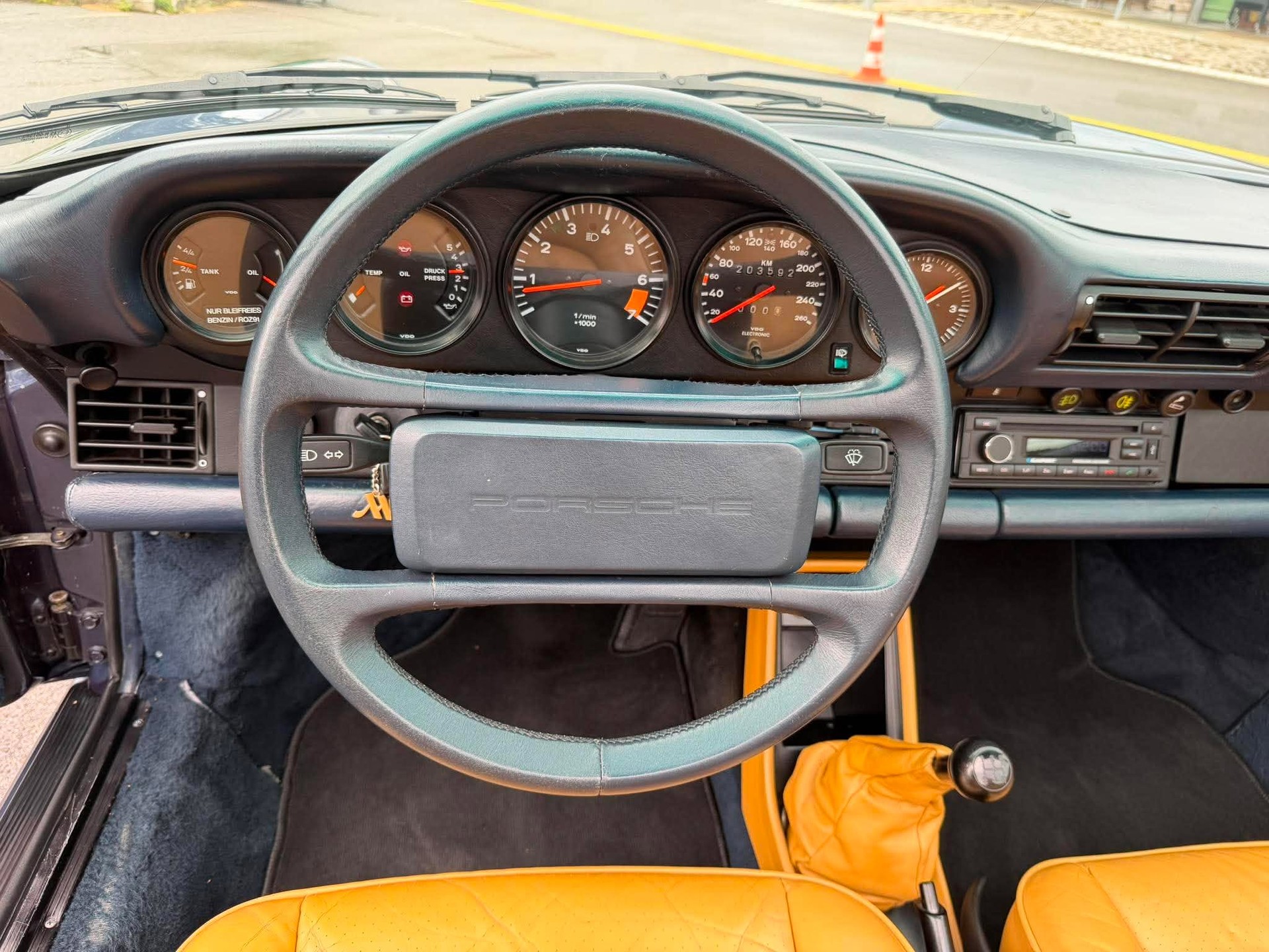 PORSCHE 911 Carrera Cabrio-image-10