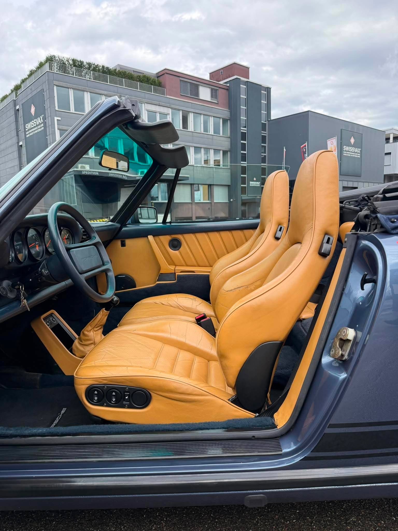 PORSCHE 911 Carrera Cabrio-image-8