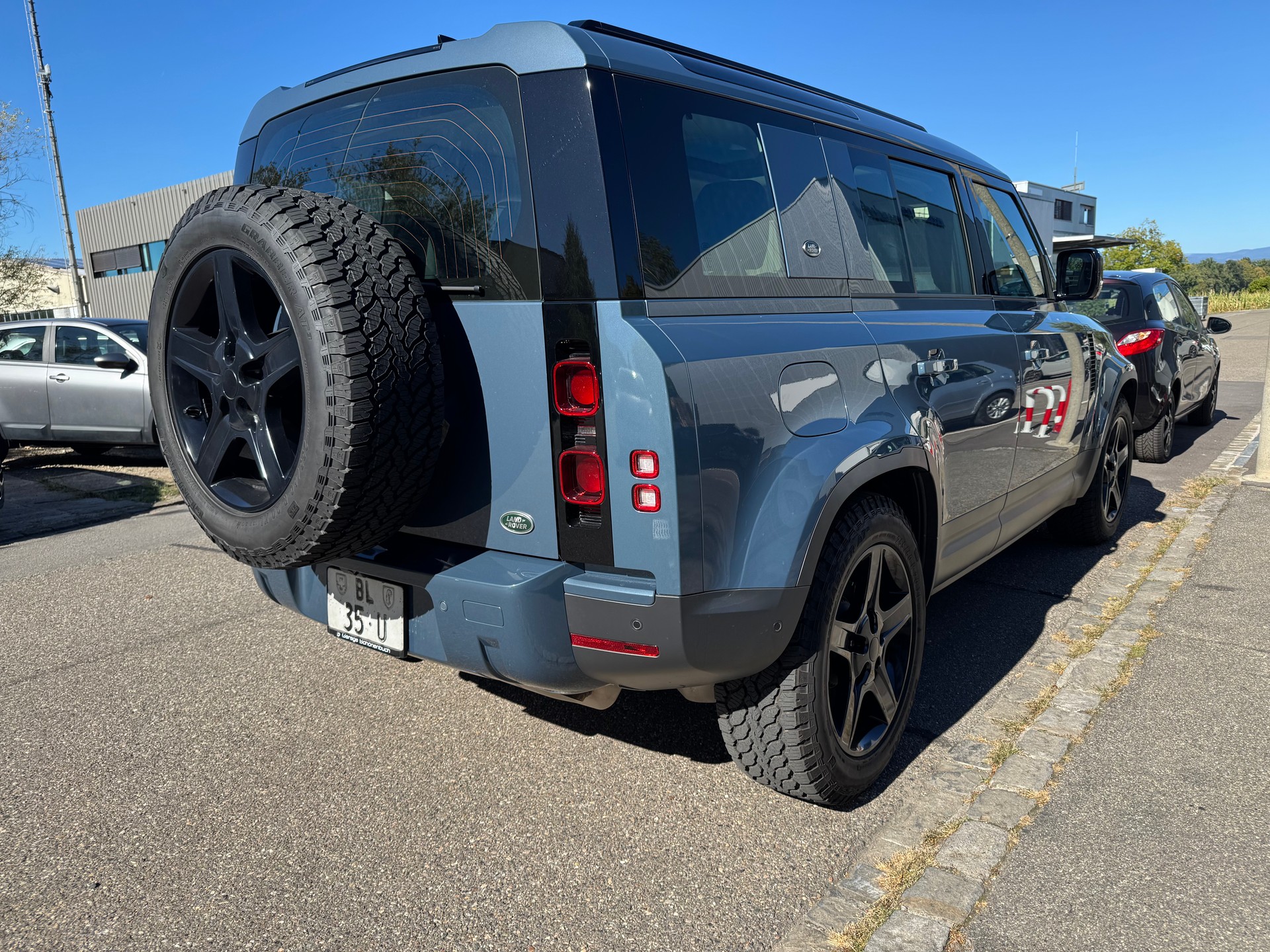 LAND ROVER Defender 110 P400 I6 SE 3.0 AT8-image-4
