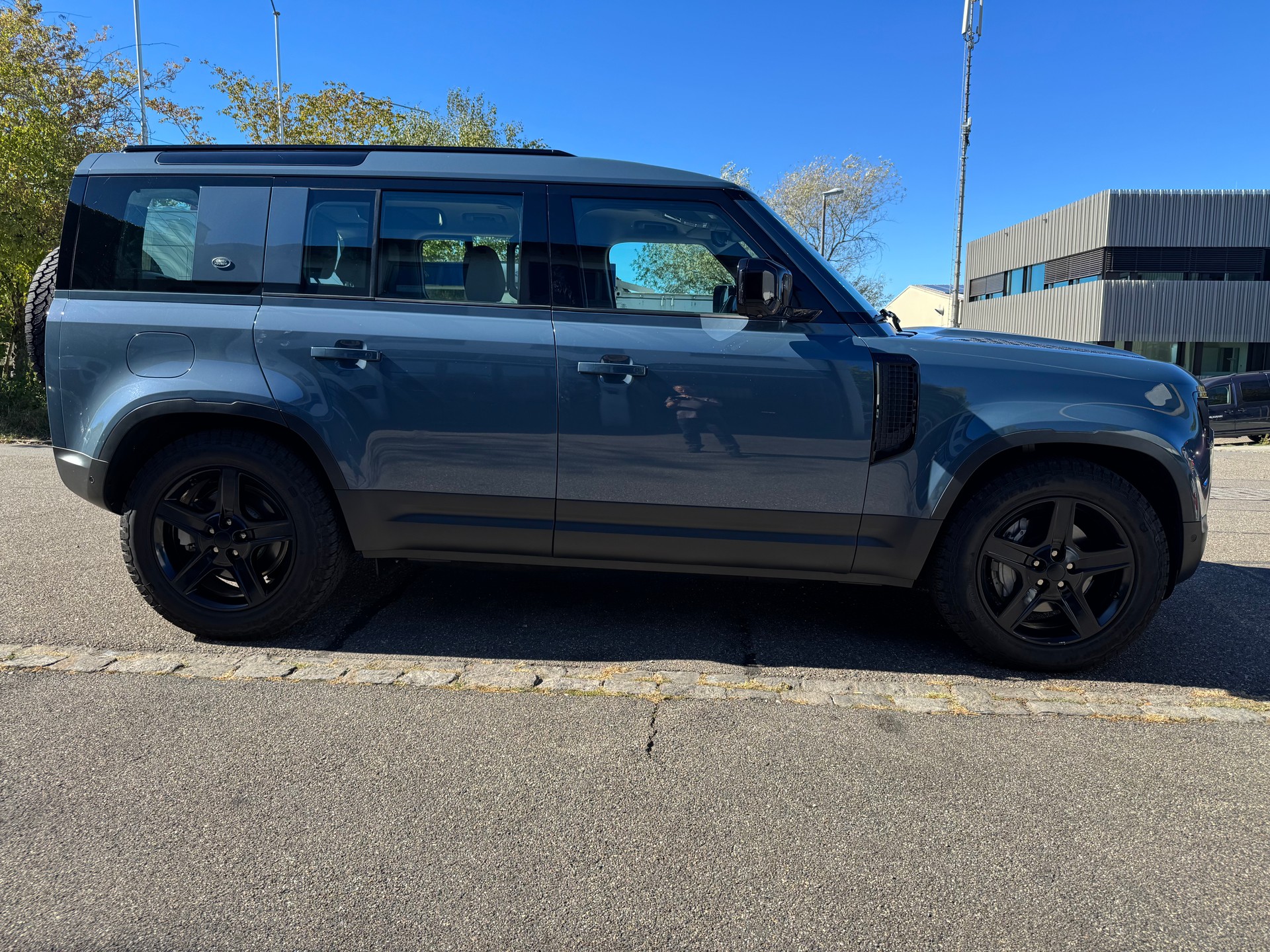LAND ROVER Defender 110 P400 I6 SE 3.0 AT8-image-3