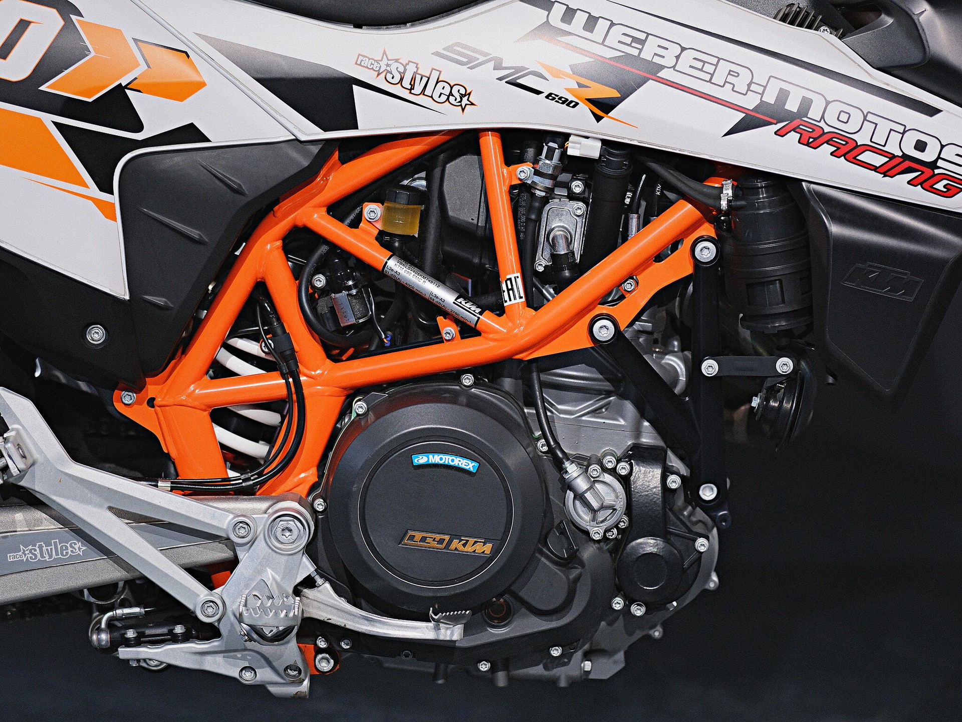 KTM 690 SMC R ABS (35 kW)-image-6