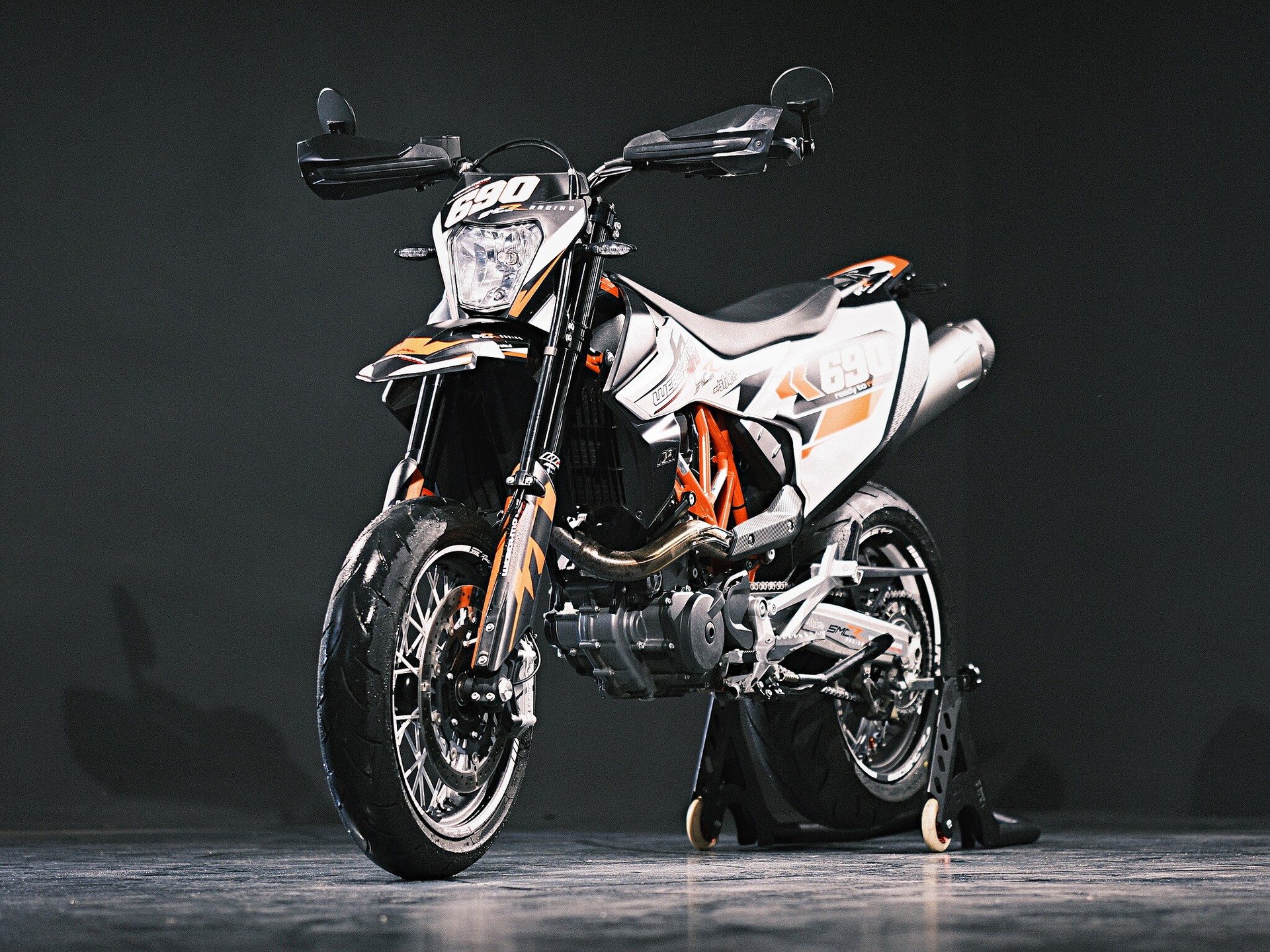 KTM 690 SMC R ABS (35 kW)-image-4