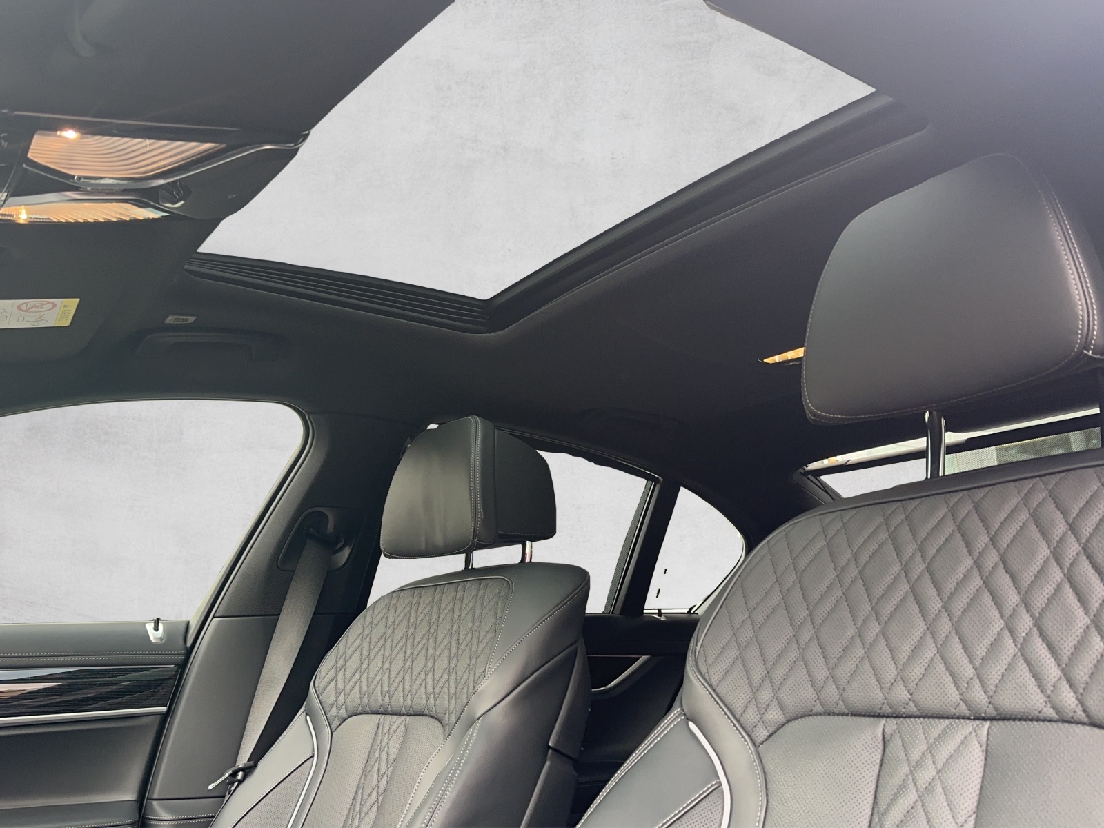 BMW 750i xDrive Steptronic-image-13