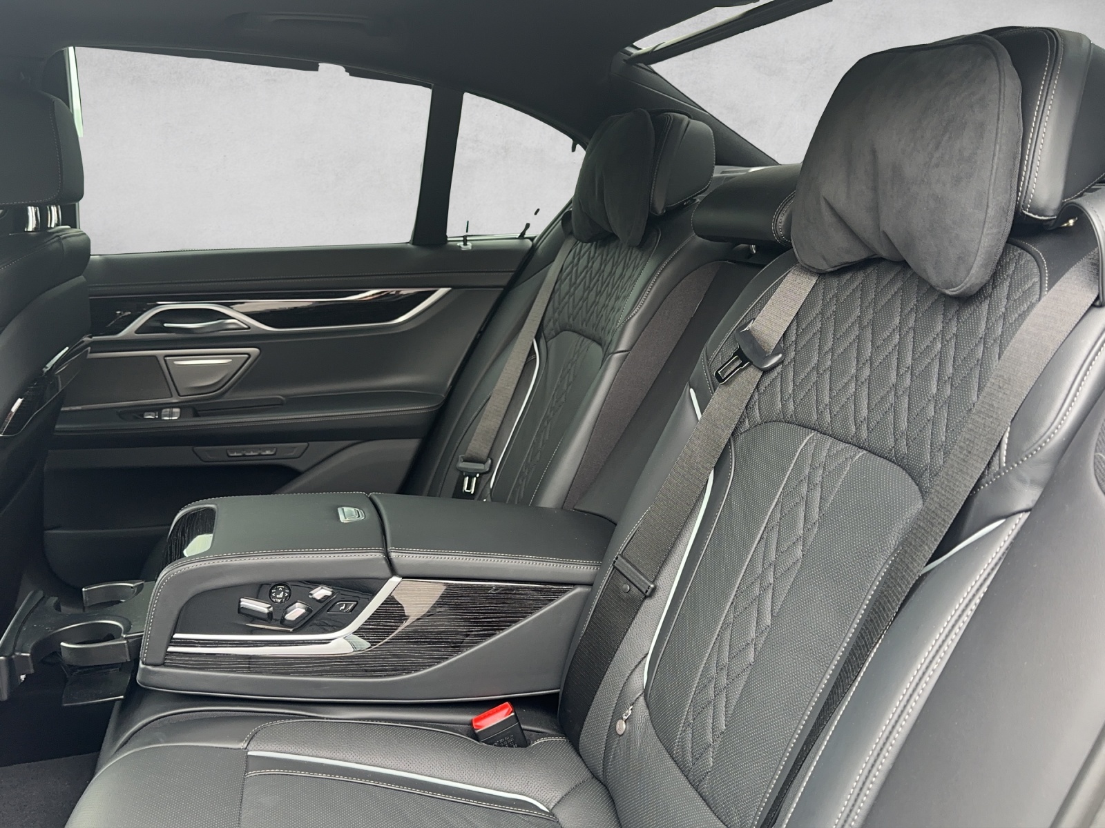 BMW 750i xDrive Steptronic-image-9