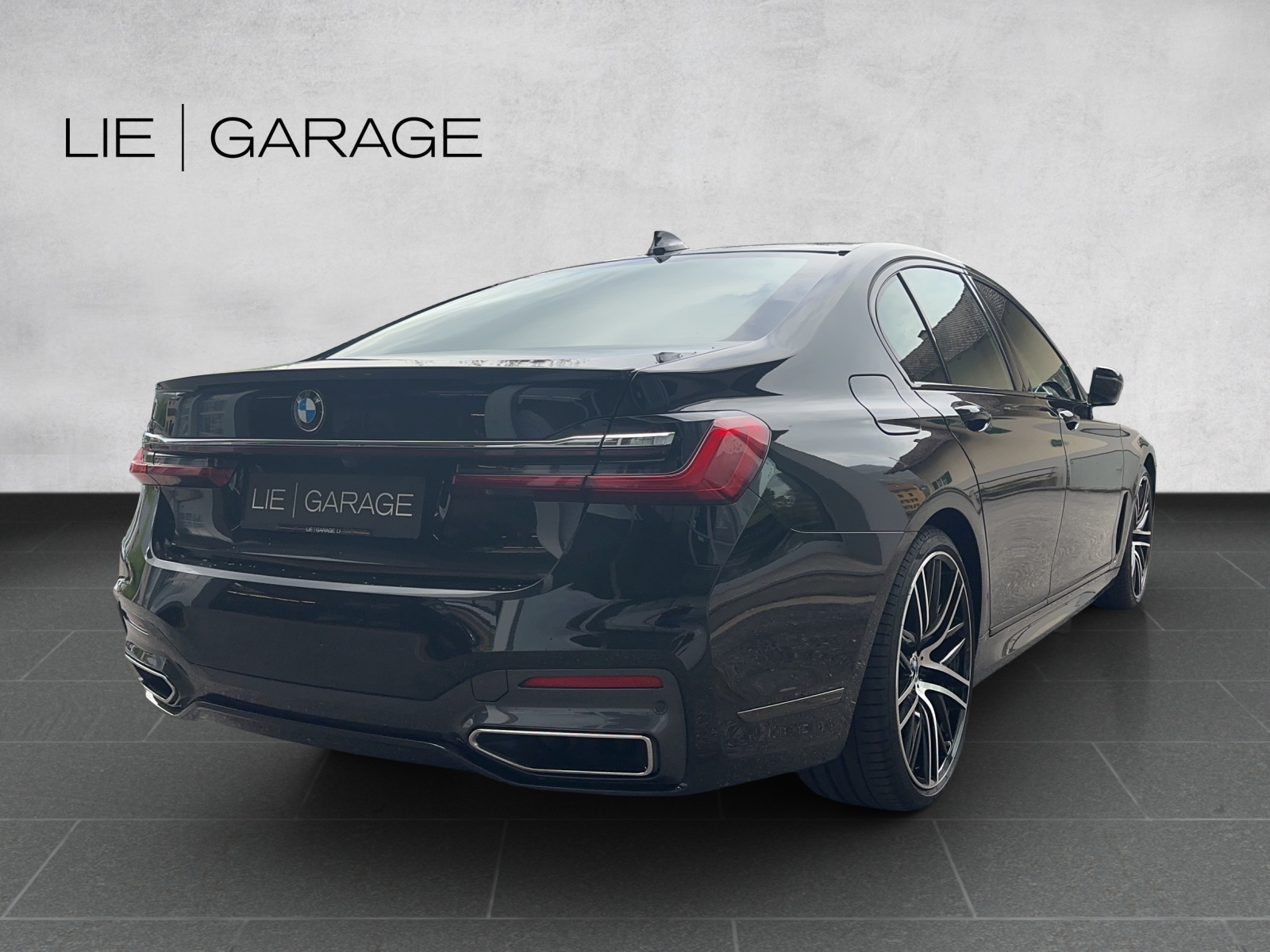 BMW 750i xDrive Steptronic-showroom-element-2