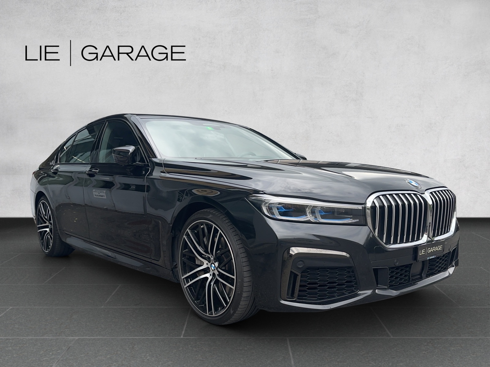 BMW 750i xDrive Steptronic-showroom-element-3