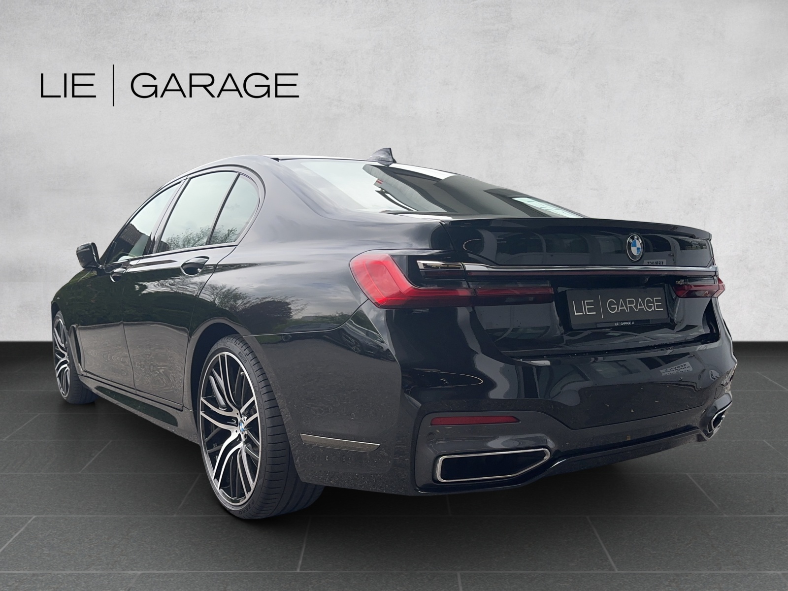 BMW 750i xDrive Steptronic-showroom-element-1