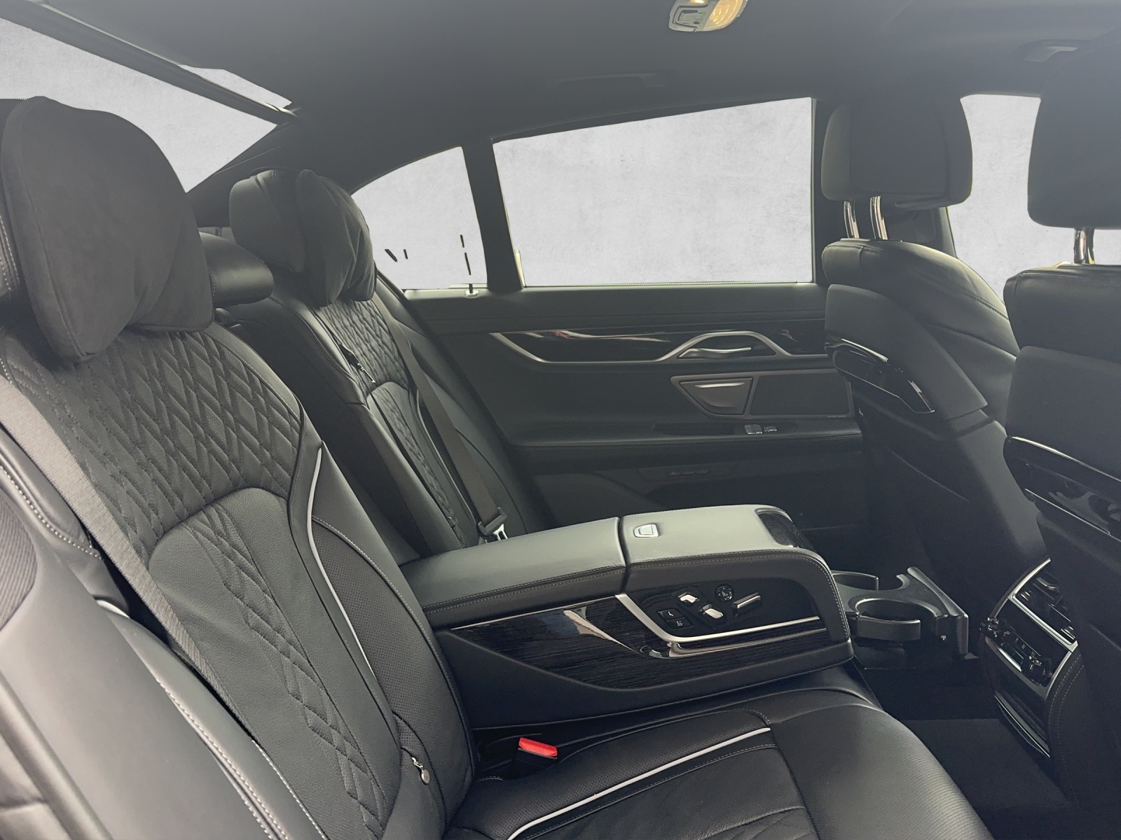 BMW 750i xDrive Steptronic-image-11